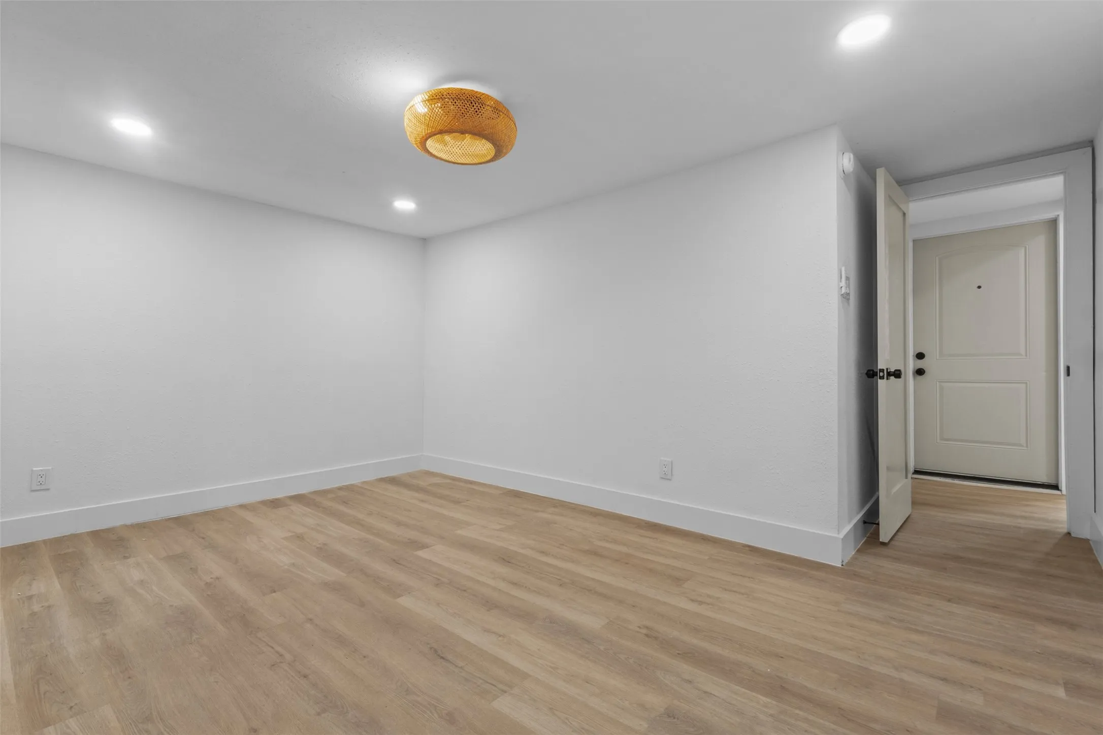 Single Family Residence For Sale in Dallas County , 2938 Hillglenn Road, Dallas, Texas 75228, 4 Bedroom, 3 Bathroom, 1 Garage spaces, 1,388 Sqft, built in 1954, mls#21337391, Real Estate Agent in Dallas, Homes For Sale in Dallas county, Homes For Sale in Dallas, Realtor in Dallas Texas, Real Estate Brokerage Independent Realty Texas, Luminita Cordes Realtor