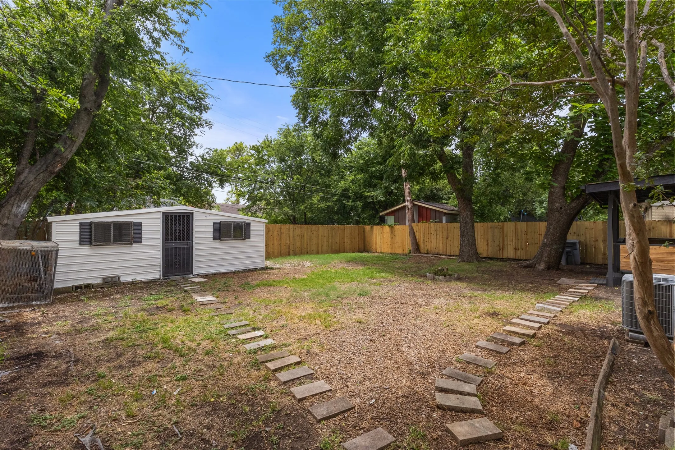 Single Family Residence For Sale in Dallas County , 2938 Hillglenn Road, Dallas, Texas 75228, 4 Bedroom, 3 Bathroom, 1 Garage spaces, 1,388 Sqft, built in 1954, mls#21337391, Real Estate Agent in Dallas, Homes For Sale in Dallas county, Homes For Sale in Dallas, Realtor in Dallas Texas, Real Estate Brokerage Independent Realty Texas, Luminita Cordes Realtor