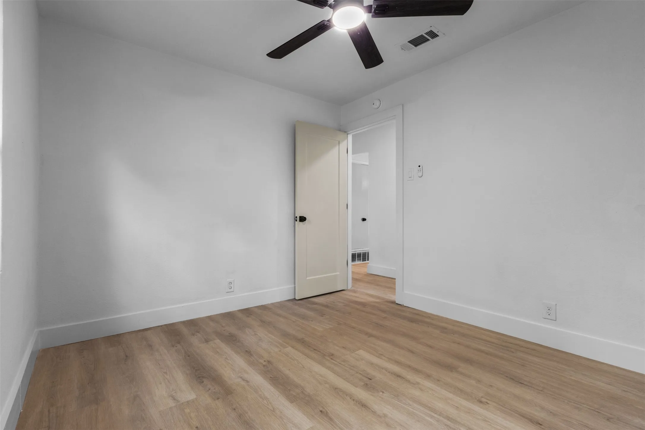 Single Family Residence For Sale in Dallas County , 2938 Hillglenn Road, Dallas, Texas 75228, 4 Bedroom, 3 Bathroom, 1 Garage spaces, 1,388 Sqft, built in 1954, mls#21337391, Real Estate Agent in Dallas, Homes For Sale in Dallas county, Homes For Sale in Dallas, Realtor in Dallas Texas, Real Estate Brokerage Independent Realty Texas, Luminita Cordes Realtor