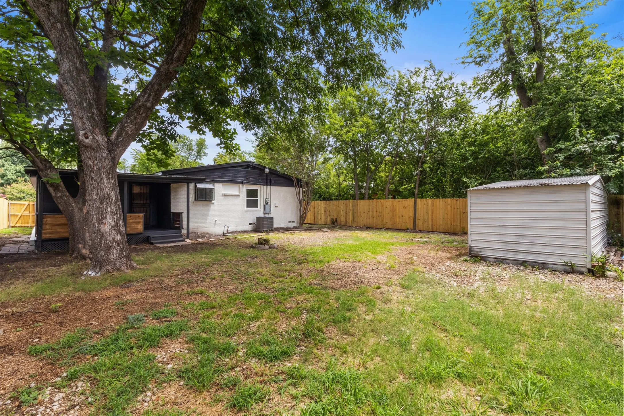 Single Family Residence For Sale in Dallas County , 2938 Hillglenn Road, Dallas, Texas 75228, 4 Bedroom, 3 Bathroom, 1 Garage spaces, 1,388 Sqft, built in 1954, mls#21337391, Real Estate Agent in Dallas, Homes For Sale in Dallas county, Homes For Sale in Dallas, Realtor in Dallas Texas, Real Estate Brokerage Independent Realty Texas, Luminita Cordes Realtor