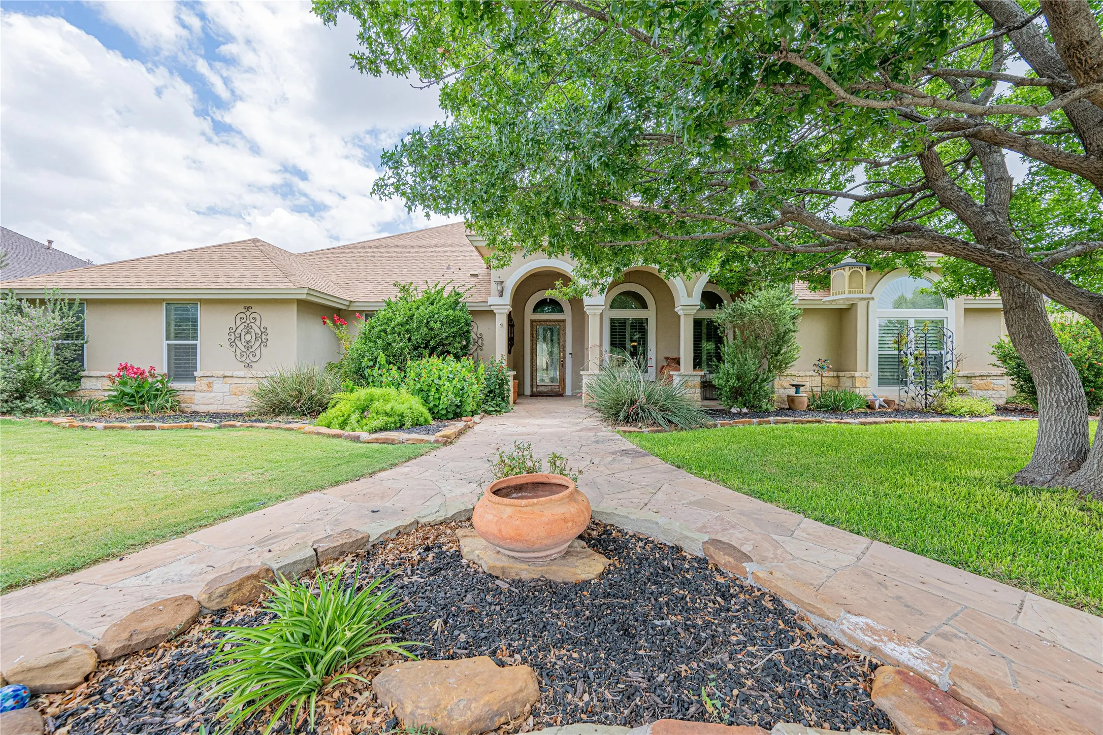 Single Family Residence For Sale in Midland County , 3106 San Jose Dr Drive, Odessa, Texas 79765, 4 Bedroom, 3 Bathroom, 3 Garage spaces, 2,835 Sqft, built in 2003, mls#21337540, Real Estate Agent in Odessa, Homes For Sale in Midland county, Homes For Sale in Odessa, Realtor in Odessa Texas, Real Estate Brokerage Independent Realty Texas, Luminita Cordes Realtor