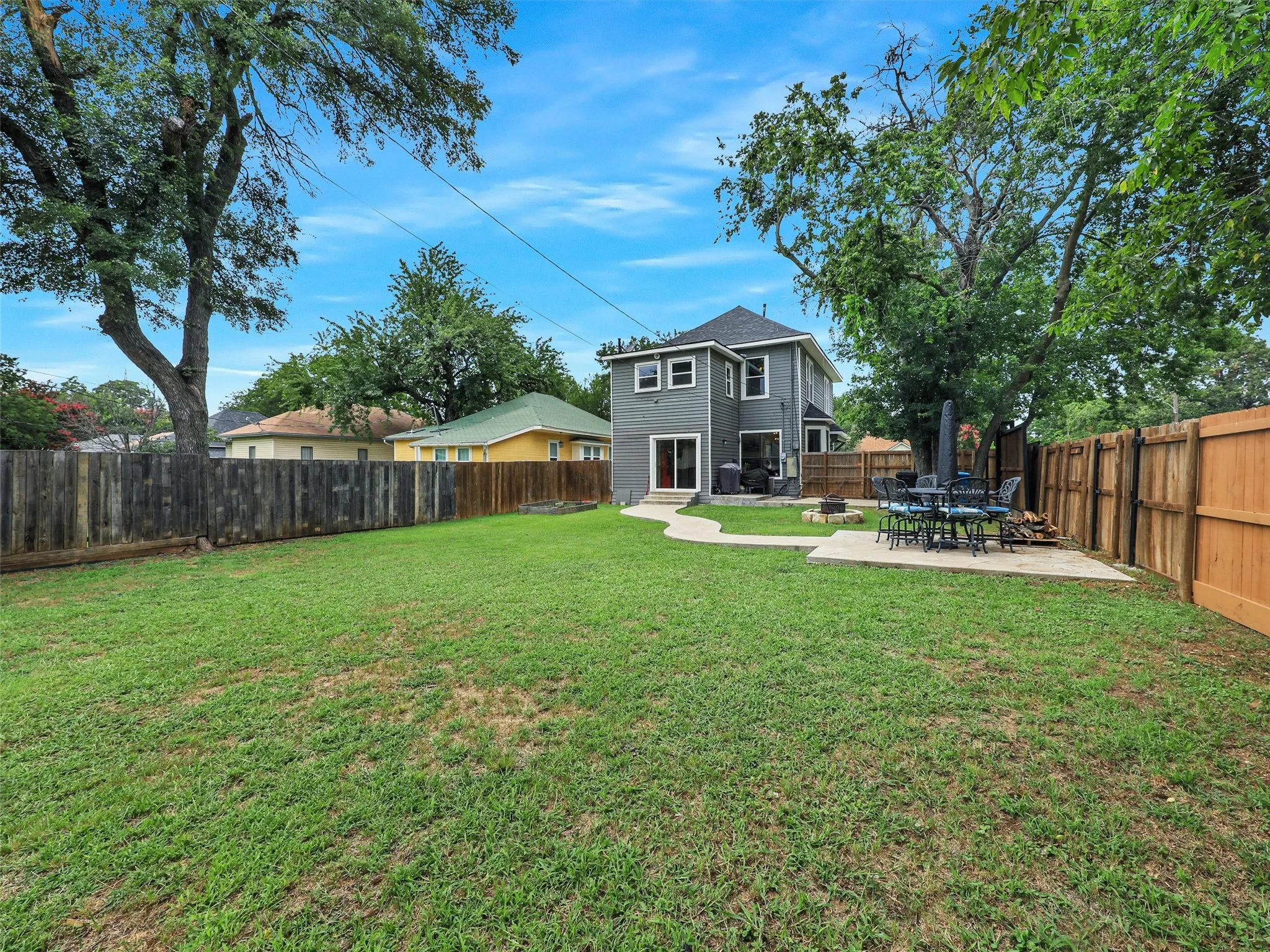 Single Family Residence For Rent in Grayson County , 1200 W Walker Street, Denison, Texas 75020, 3 Bedroom, 2 Bathroom, Garage spaces, 1,816 Sqft, built in 1926, mls#21336122, Real Estate Agent in Denison, Homes For Rent in Grayson county, Homes For Rent in Denison, Realtor in Denison Texas, Real Estate Brokerage Independent Realty Texas, Luminita Cordes Realtor