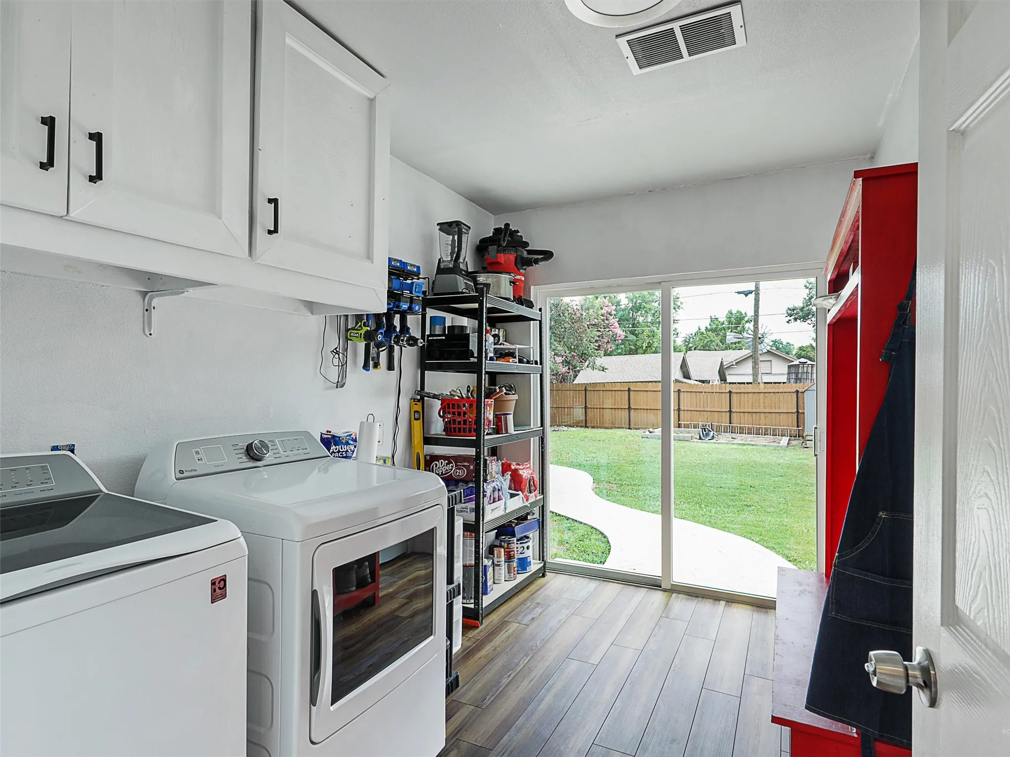 Single Family Residence For Rent in Grayson County , 1200 W Walker Street, Denison, Texas 75020, 3 Bedroom, 2 Bathroom, Garage spaces, 1,816 Sqft, built in 1926, mls#21336122, Real Estate Agent in Denison, Homes For Rent in Grayson county, Homes For Rent in Denison, Realtor in Denison Texas, Real Estate Brokerage Independent Realty Texas, Luminita Cordes Realtor