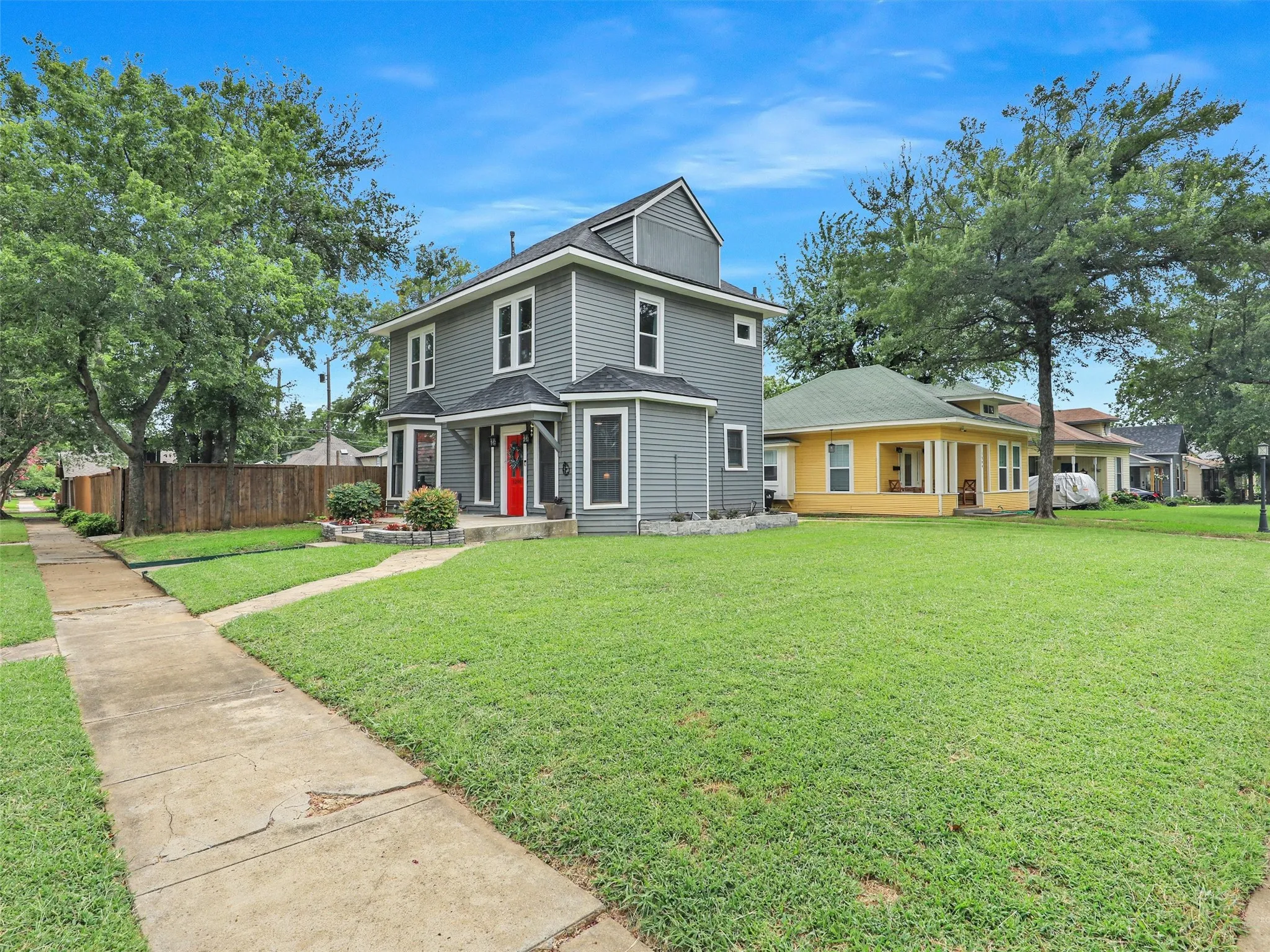 Single Family Residence For Rent in Grayson County , 1200 W Walker Street, Denison, Texas 75020, 3 Bedroom, 2 Bathroom, Garage spaces, 1,816 Sqft, built in 1926, mls#21336122, Real Estate Agent in Denison, Homes For Rent in Grayson county, Homes For Rent in Denison, Realtor in Denison Texas, Real Estate Brokerage Independent Realty Texas, Luminita Cordes Realtor