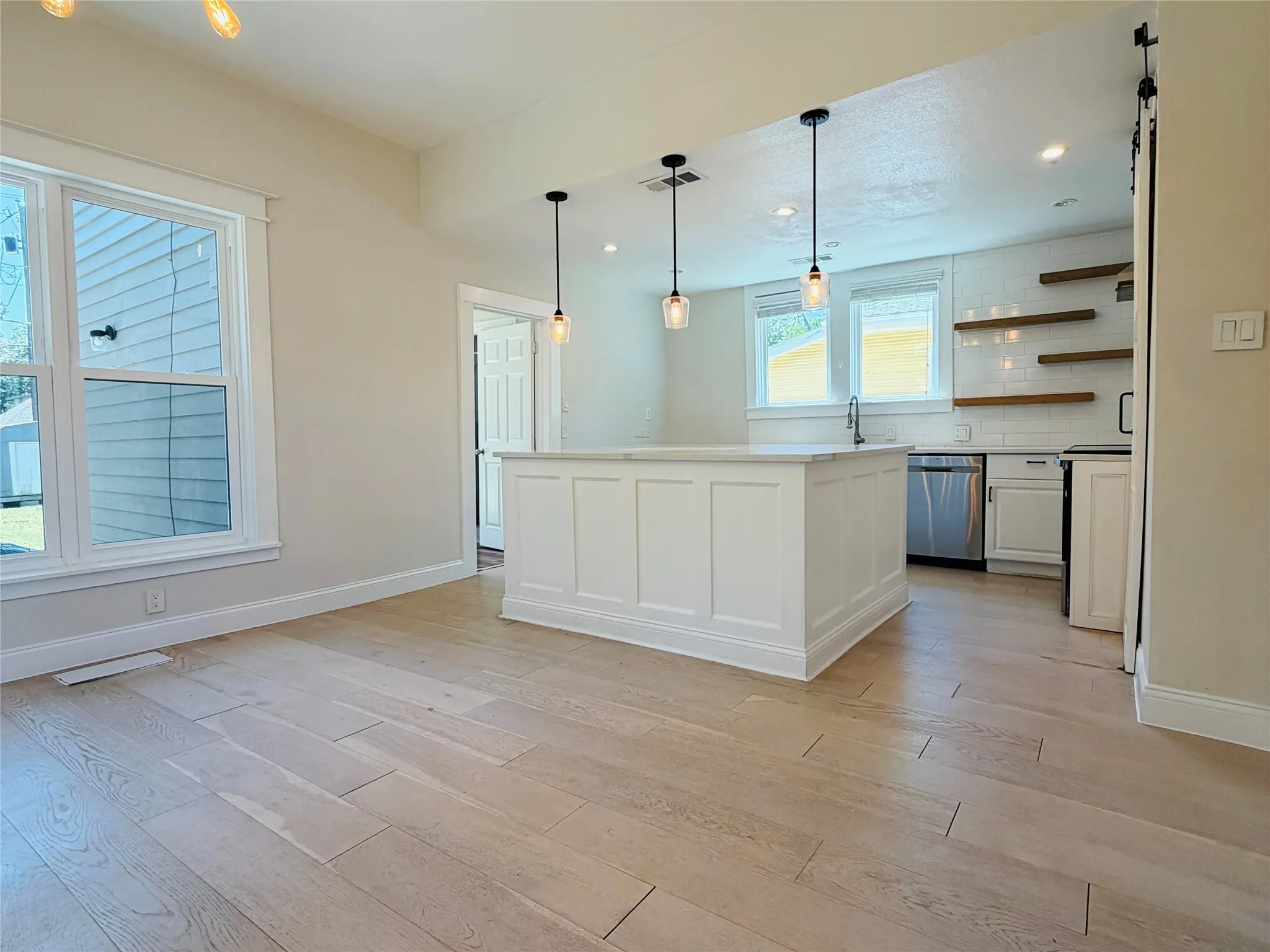 Single Family Residence For Rent in Grayson County , 1200 W Walker Street, Denison, Texas 75020, 3 Bedroom, 2 Bathroom, Garage spaces, 1,816 Sqft, built in 1926, mls#21336122, Real Estate Agent in Denison, Homes For Rent in Grayson county, Homes For Rent in Denison, Realtor in Denison Texas, Real Estate Brokerage Independent Realty Texas, Luminita Cordes Realtor