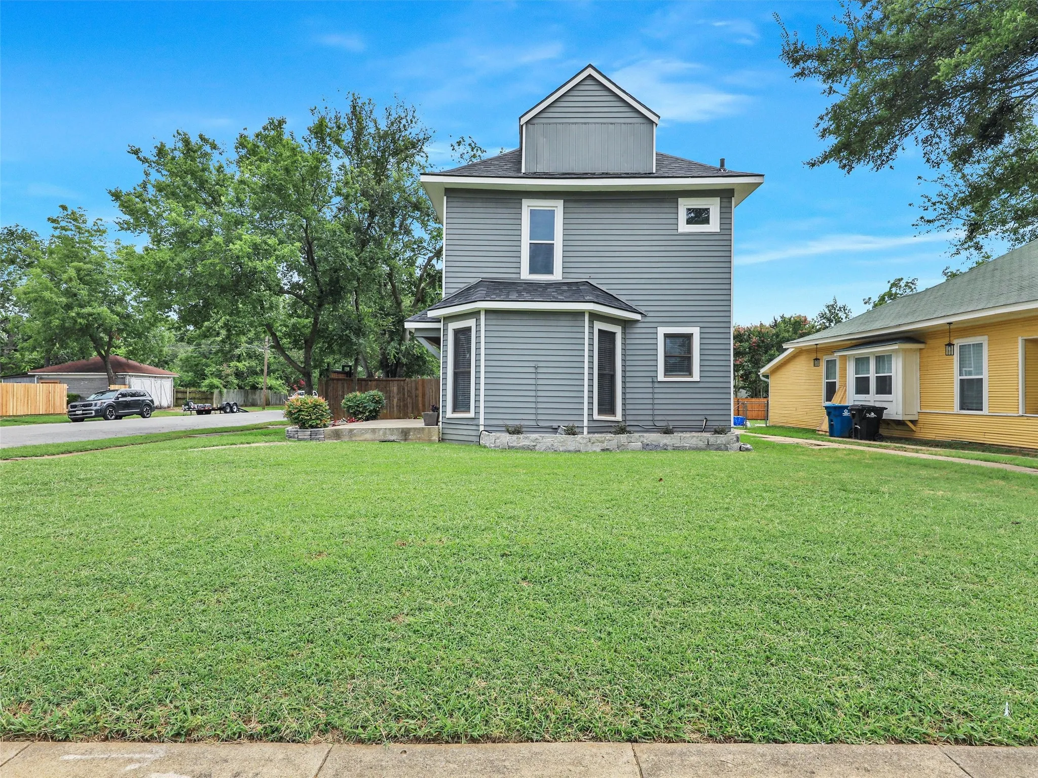 Single Family Residence For Rent in Grayson County , 1200 W Walker Street, Denison, Texas 75020, 3 Bedroom, 2 Bathroom, Garage spaces, 1,816 Sqft, built in 1926, mls#21336122, Real Estate Agent in Denison, Homes For Rent in Grayson county, Homes For Rent in Denison, Realtor in Denison Texas, Real Estate Brokerage Independent Realty Texas, Luminita Cordes Realtor