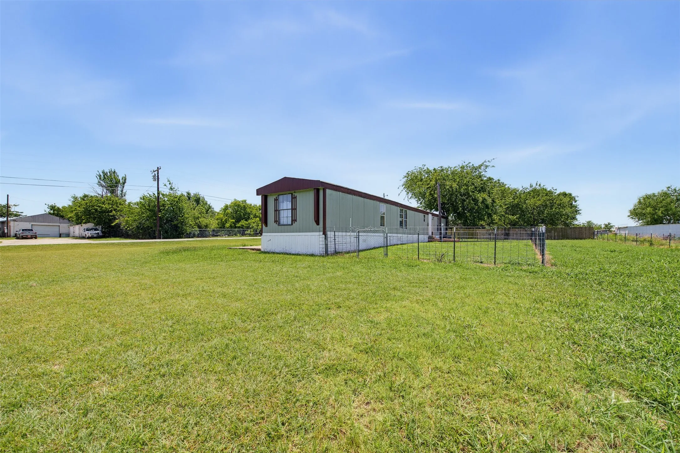 Manufactured Home For Sale in Johnson County , 7305 Walden Drive, Joshua, Texas 76058, 3 Bedroom, 2 Bathroom, Garage spaces, 1,064 Sqft, built in 1983, mls#21337532, Real Estate Agent in Joshua, Homes For Sale in Johnson county, Homes For Sale in Joshua, Realtor in Joshua Texas, Real Estate Brokerage Independent Realty Texas, Luminita Cordes Realtor