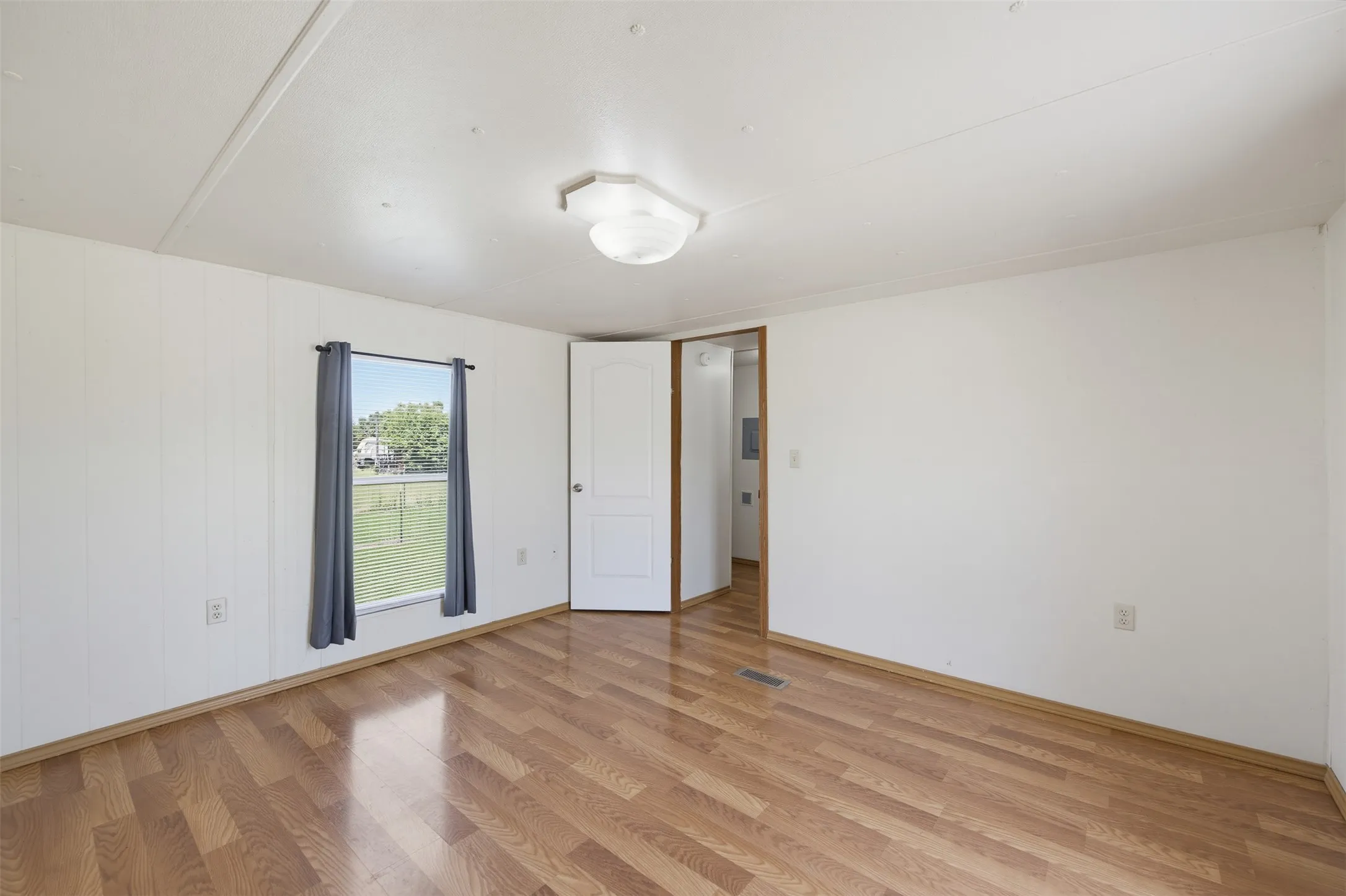 Manufactured Home For Sale in Johnson County , 7305 Walden Drive, Joshua, Texas 76058, 3 Bedroom, 2 Bathroom, Garage spaces, 1,064 Sqft, built in 1983, mls#21337532, Real Estate Agent in Joshua, Homes For Sale in Johnson county, Homes For Sale in Joshua, Realtor in Joshua Texas, Real Estate Brokerage Independent Realty Texas, Luminita Cordes Realtor