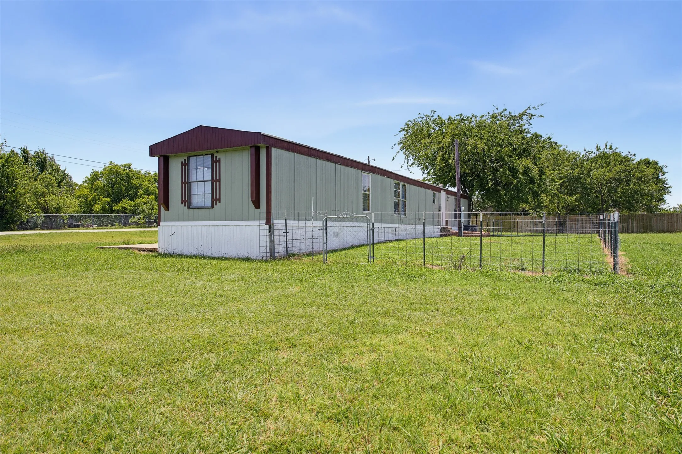 Manufactured Home For Sale in Johnson County , 7305 Walden Drive, Joshua, Texas 76058, 3 Bedroom, 2 Bathroom, Garage spaces, 1,064 Sqft, built in 1983, mls#21337532, Real Estate Agent in Joshua, Homes For Sale in Johnson county, Homes For Sale in Joshua, Realtor in Joshua Texas, Real Estate Brokerage Independent Realty Texas, Luminita Cordes Realtor