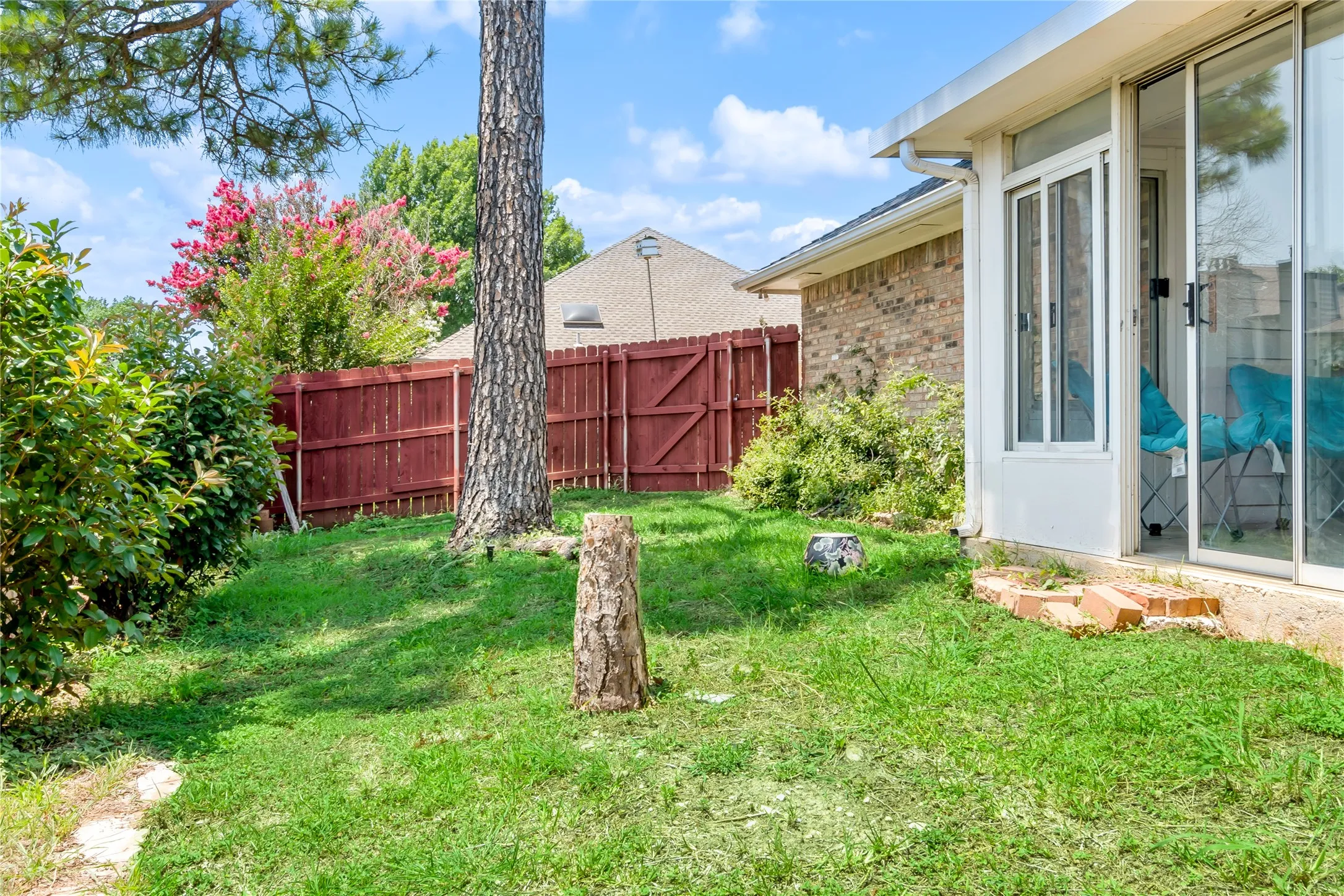 Single Family Residence For Rent in Tarrant County , 2200 Reading Road, Arlington, Texas 76011, 3 Bedroom, 2 Bathroom, 2 Garage spaces, 1,386 Sqft, built in 1983, mls#21316293, Real Estate Agent in Arlington, Homes For Rent in Tarrant county, Homes For Rent in Arlington, Realtor in Arlington Texas, Real Estate Brokerage Independent Realty Texas, Luminita Cordes Realtor