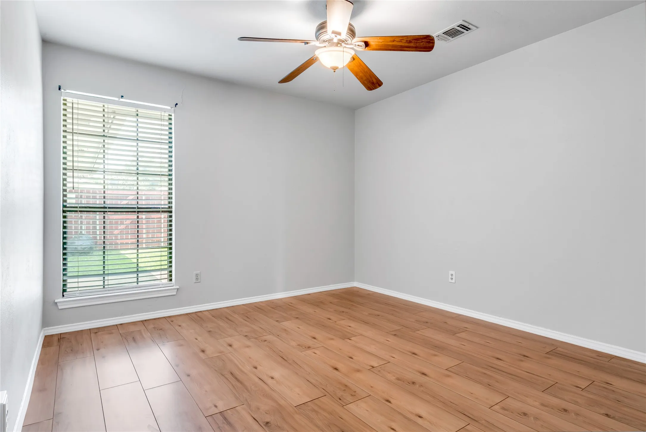 Single Family Residence For Rent in Tarrant County , 2200 Reading Road, Arlington, Texas 76011, 3 Bedroom, 2 Bathroom, 2 Garage spaces, 1,386 Sqft, built in 1983, mls#21316293, Real Estate Agent in Arlington, Homes For Rent in Tarrant county, Homes For Rent in Arlington, Realtor in Arlington Texas, Real Estate Brokerage Independent Realty Texas, Luminita Cordes Realtor
