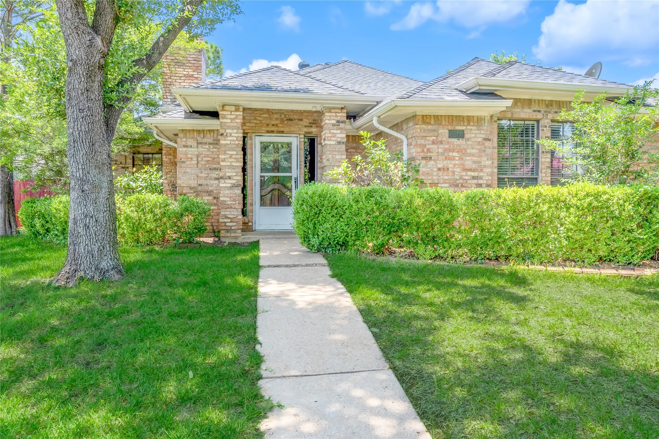 Single Family Residence For Rent in Tarrant County , 2200 Reading Road, Arlington, Texas 76011, 3 Bedroom, 2 Bathroom, 2 Garage spaces, 1,386 Sqft, built in 1983, mls#21316293, Real Estate Agent in Arlington, Homes For Rent in Tarrant county, Homes For Rent in Arlington, Realtor in Arlington Texas, Real Estate Brokerage Independent Realty Texas, Luminita Cordes Realtor