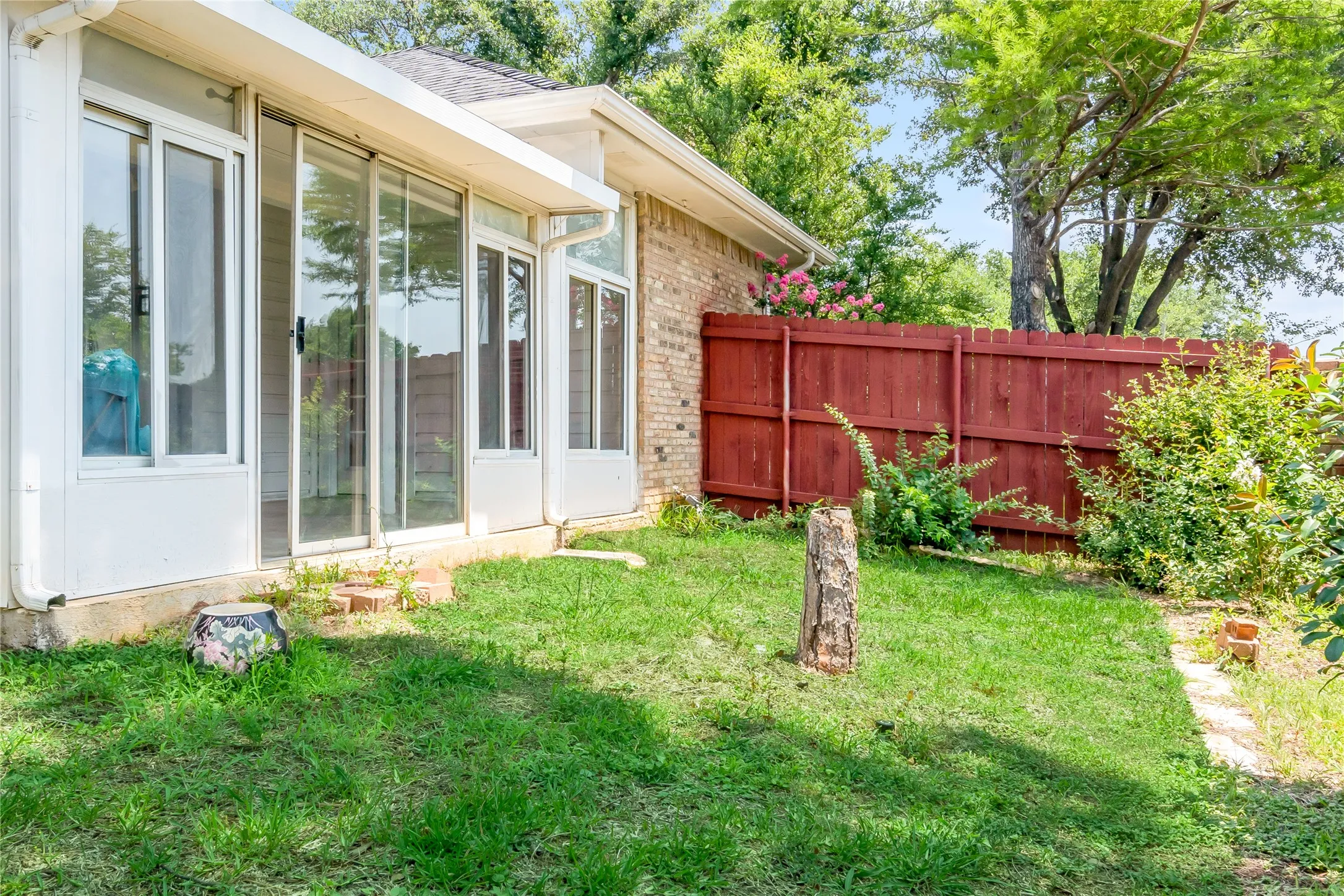 Single Family Residence For Rent in Tarrant County , 2200 Reading Road, Arlington, Texas 76011, 3 Bedroom, 2 Bathroom, 2 Garage spaces, 1,386 Sqft, built in 1983, mls#21316293, Real Estate Agent in Arlington, Homes For Rent in Tarrant county, Homes For Rent in Arlington, Realtor in Arlington Texas, Real Estate Brokerage Independent Realty Texas, Luminita Cordes Realtor