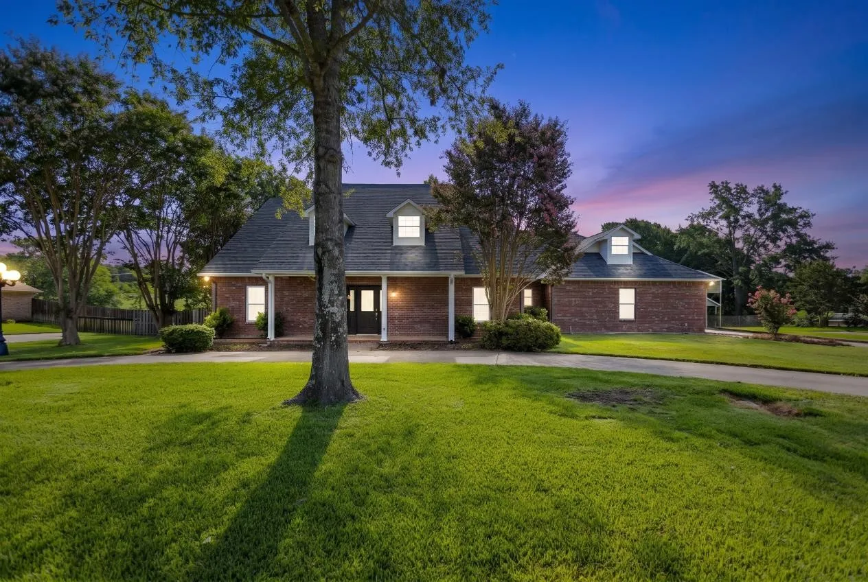 Single Family Residence For Sale in Smith County , 15050 Boaz Lane, Lindale, Texas 75771, 3 Bedroom, 2 Bathroom, 2 Garage spaces, 2,684 Sqft, built in 1998, mls#21337576, Real Estate Agent in Lindale, Homes For Sale in Smith county, Homes For Sale in Lindale, Realtor in Lindale Texas, Real Estate Brokerage Independent Realty Texas, Luminita Cordes Realtor