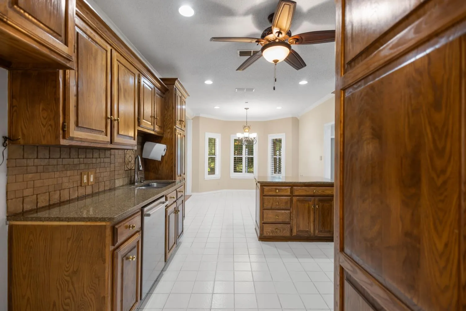 Single Family Residence For Sale in Smith County , 15050 Boaz Lane, Lindale, Texas 75771, 3 Bedroom, 2 Bathroom, 2 Garage spaces, 2,684 Sqft, built in 1998, mls#21337576, Real Estate Agent in Lindale, Homes For Sale in Smith county, Homes For Sale in Lindale, Realtor in Lindale Texas, Real Estate Brokerage Independent Realty Texas, Luminita Cordes Realtor