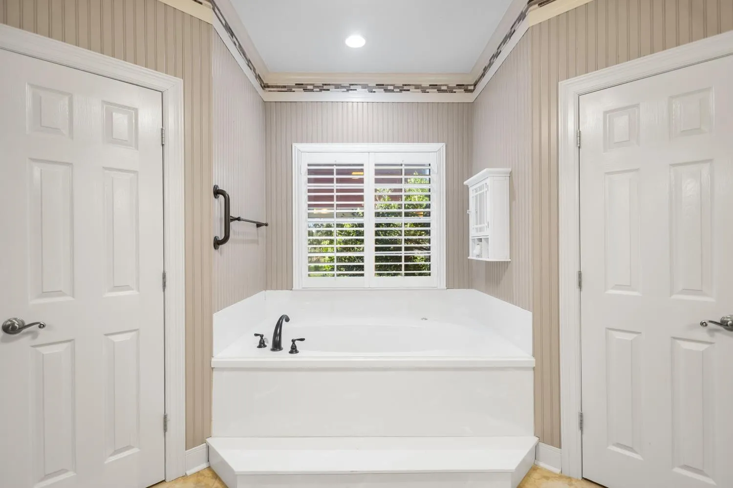 Single Family Residence For Sale in Smith County , 15050 Boaz Lane, Lindale, Texas 75771, 3 Bedroom, 2 Bathroom, 2 Garage spaces, 2,684 Sqft, built in 1998, mls#21337576, Real Estate Agent in Lindale, Homes For Sale in Smith county, Homes For Sale in Lindale, Realtor in Lindale Texas, Real Estate Brokerage Independent Realty Texas, Luminita Cordes Realtor