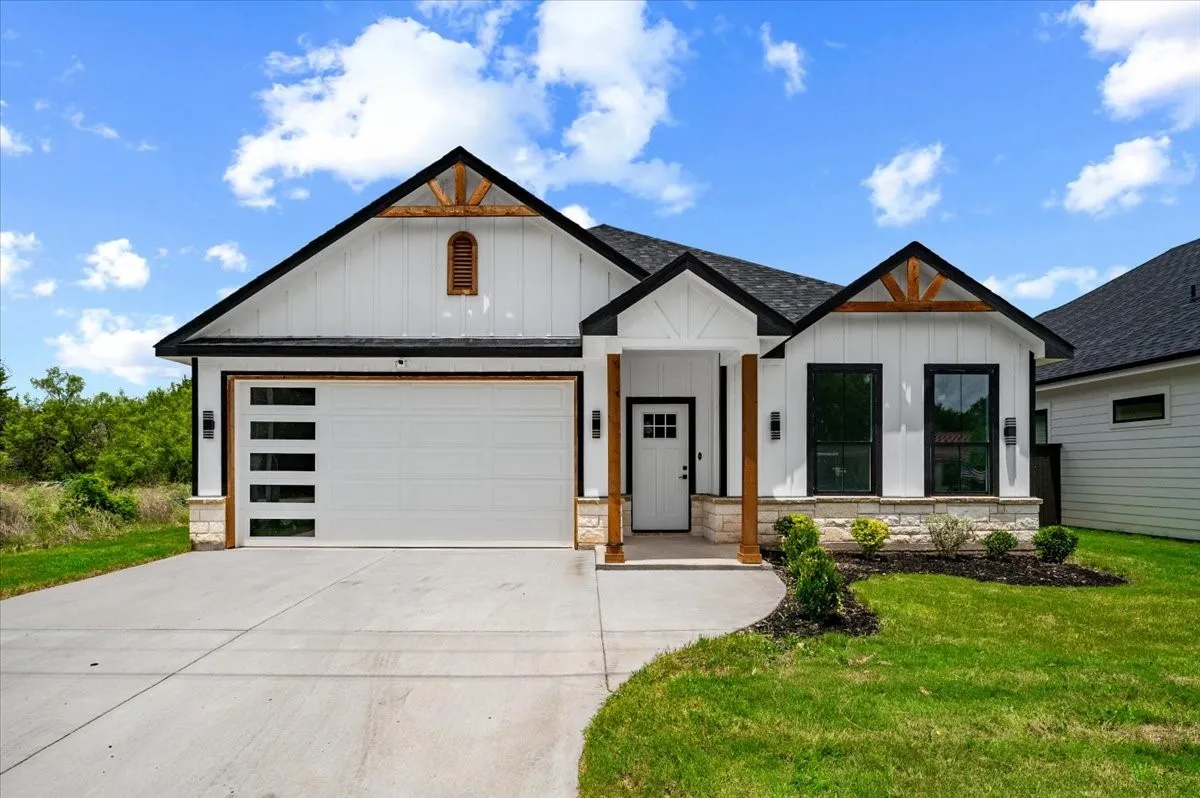Single Family Residence For Sale in Hood County , 3005 Centaurus Way, Granbury, Texas 76048, 4 Bedroom, 2 Bathroom, 2 Garage spaces, 1,668 Sqft, built in 2025, mls#21336952, Real Estate Agent in Granbury, Homes For Sale in Hood county, Homes For Sale in Granbury, Realtor in Granbury Texas, Real Estate Brokerage Independent Realty Texas, Luminita Cordes Realtor