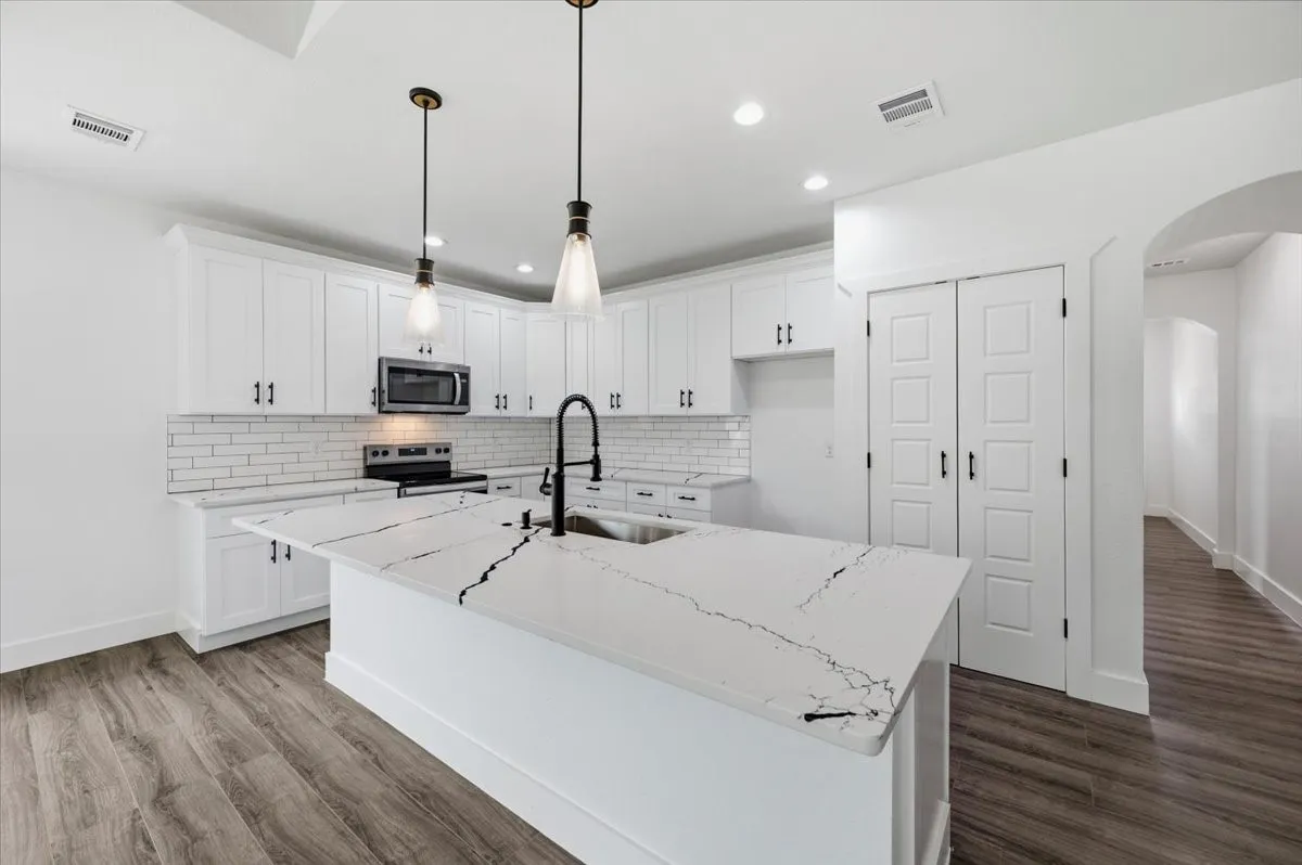 Single Family Residence For Sale in Hood County , 3005 Centaurus Way, Granbury, Texas 76048, 4 Bedroom, 2 Bathroom, 2 Garage spaces, 1,668 Sqft, built in 2025, mls#21336952, Real Estate Agent in Granbury, Homes For Sale in Hood county, Homes For Sale in Granbury, Realtor in Granbury Texas, Real Estate Brokerage Independent Realty Texas, Luminita Cordes Realtor