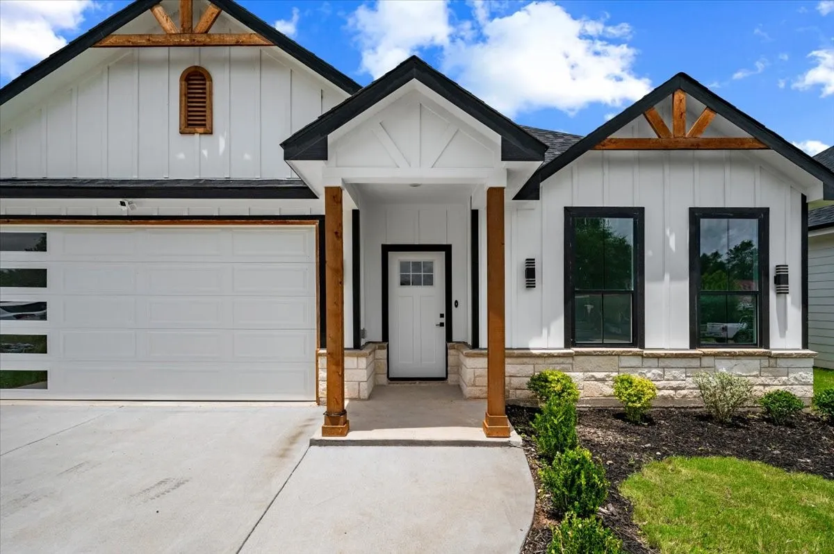 Single Family Residence For Sale in Hood County , 3005 Centaurus Way, Granbury, Texas 76048, 4 Bedroom, 2 Bathroom, 2 Garage spaces, 1,668 Sqft, built in 2025, mls#21336952, Real Estate Agent in Granbury, Homes For Sale in Hood county, Homes For Sale in Granbury, Realtor in Granbury Texas, Real Estate Brokerage Independent Realty Texas, Luminita Cordes Realtor