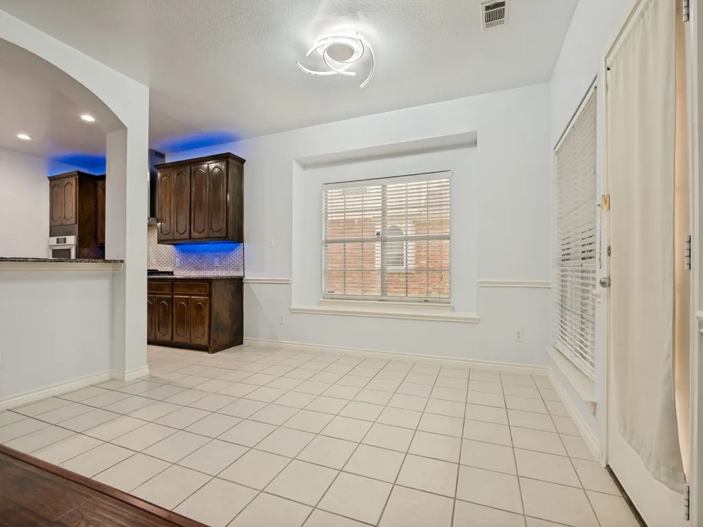 Single Family Residence For Sale in Tarrant County , 2811 Gillespie Lane, Grand Prairie, Texas 75052, 6 Bedroom, 4 Bathroom, 2 Garage spaces, 4,171 Sqft, built in 2006, mls#21334705, Real Estate Agent in Grand Prairie, Homes For Sale in Tarrant county, Homes For Sale in Grand Prairie, Realtor in Grand Prairie Texas, Real Estate Brokerage Independent Realty Texas, Luminita Cordes Realtor
