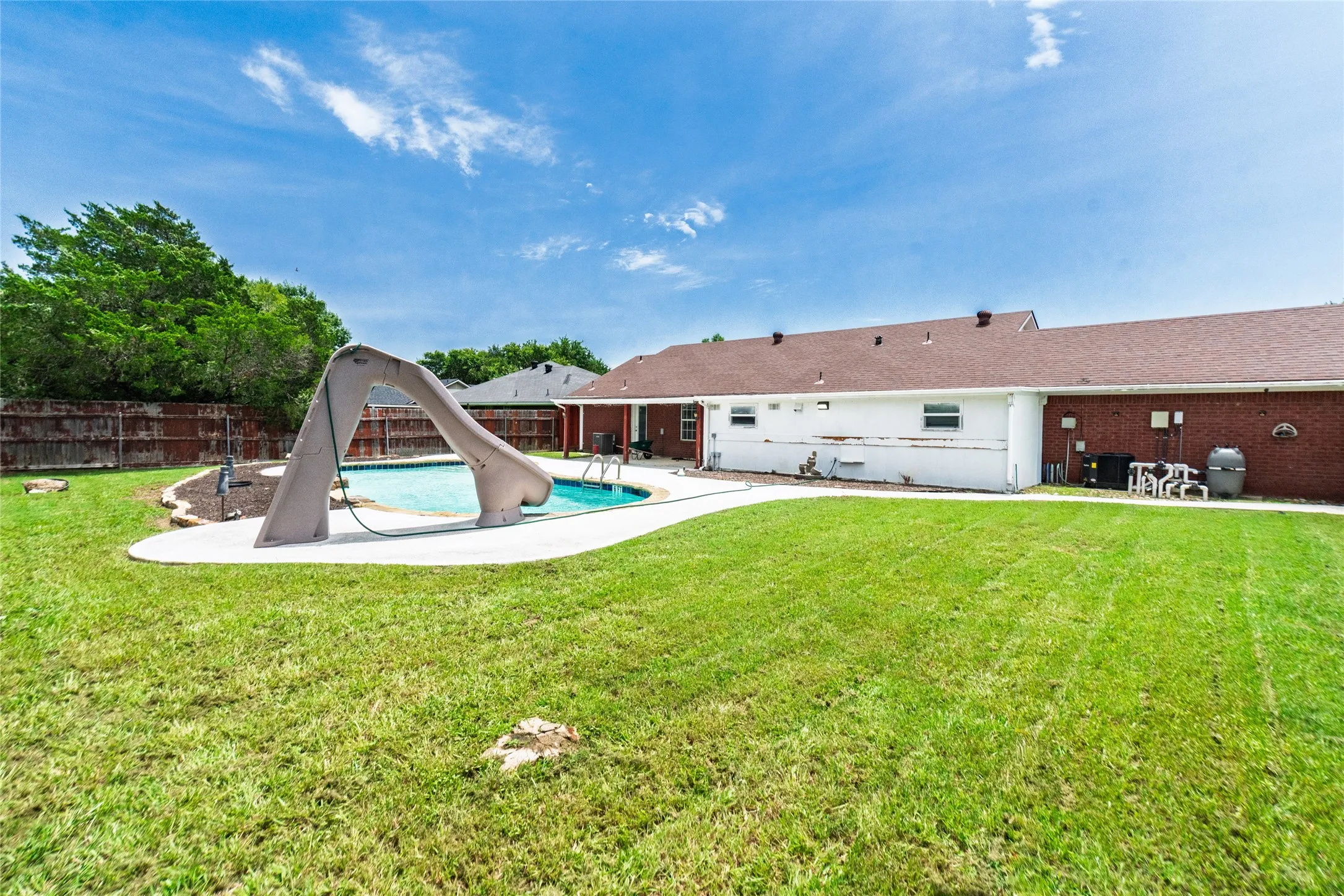 Single Family Residence For Sale in Hunt County , 608 Aldridge Street, Commerce, Texas 75428, 3 Bedroom, 2 Bathroom, 2 Garage spaces, 1,679 Sqft, built in 1999, mls#21337525, Real Estate Agent in Commerce, Homes For Sale in Hunt county, Homes For Sale in Commerce, Realtor in Commerce Texas, Real Estate Brokerage Independent Realty Texas, Luminita Cordes Realtor