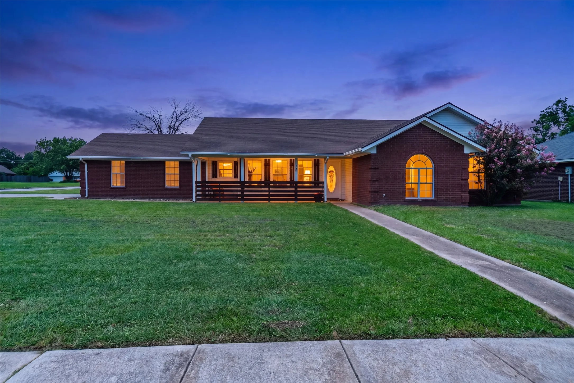 Single Family Residence For Sale in Hunt County , 608 Aldridge Street, Commerce, Texas 75428, 3 Bedroom, 2 Bathroom, 2 Garage spaces, 1,679 Sqft, built in 1999, mls#21337525, Real Estate Agent in Commerce, Homes For Sale in Hunt county, Homes For Sale in Commerce, Realtor in Commerce Texas, Real Estate Brokerage Independent Realty Texas, Luminita Cordes Realtor