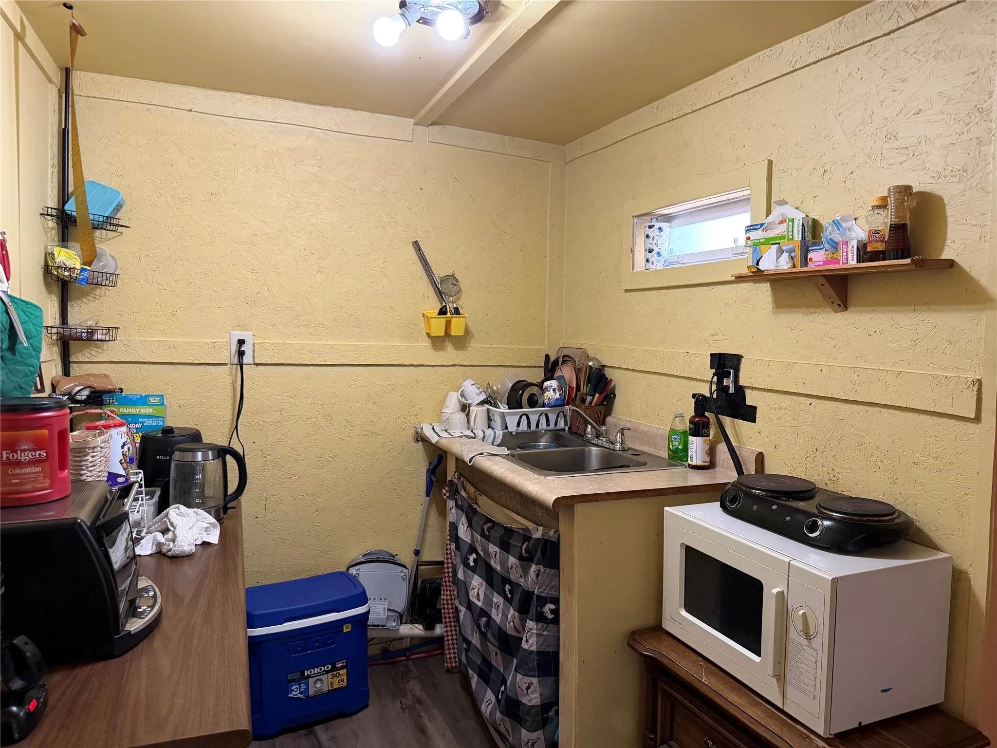KITCHENETTE IN TINY HOME