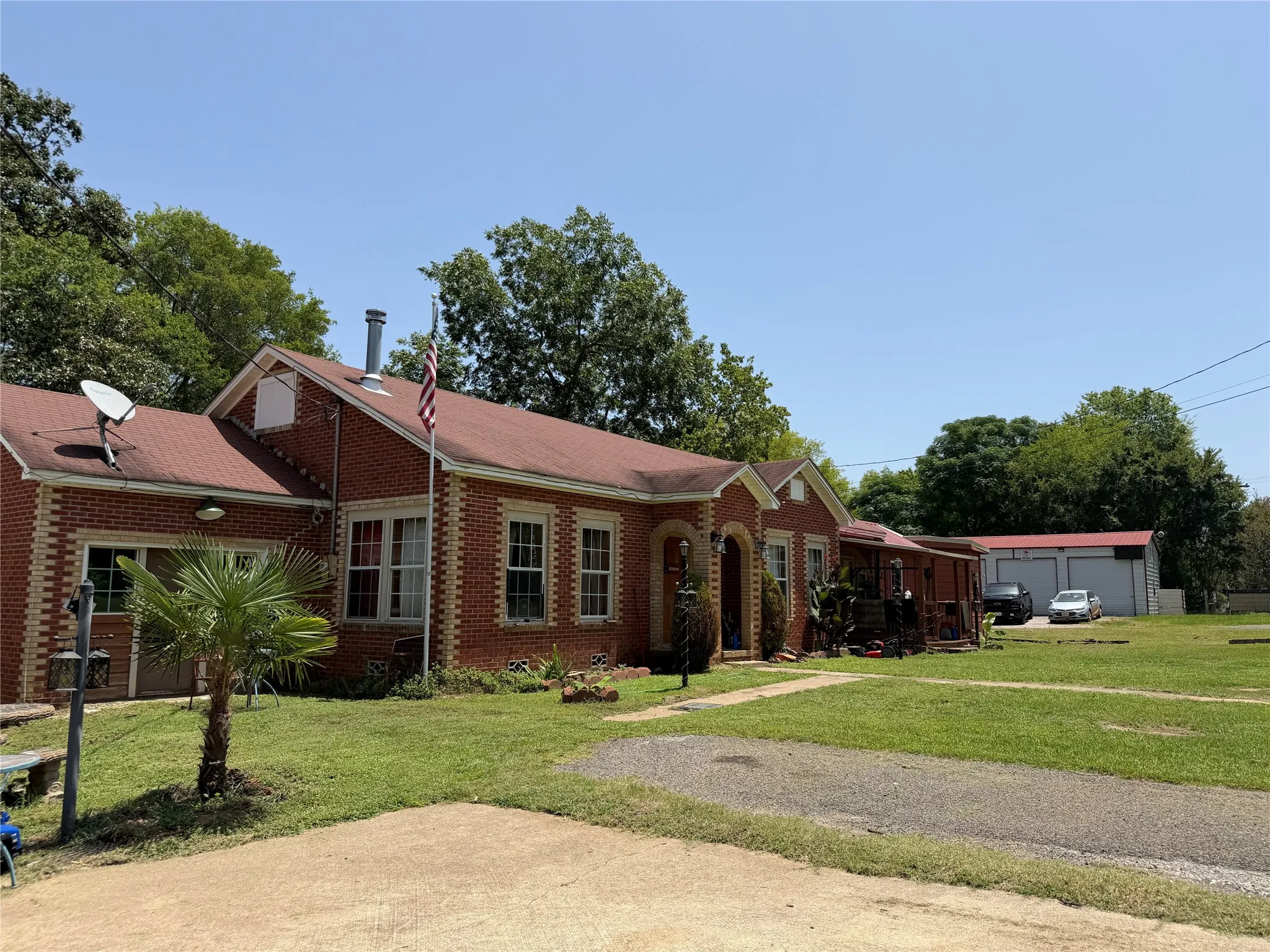 SIDE VIEW OF THE MAIN HOME