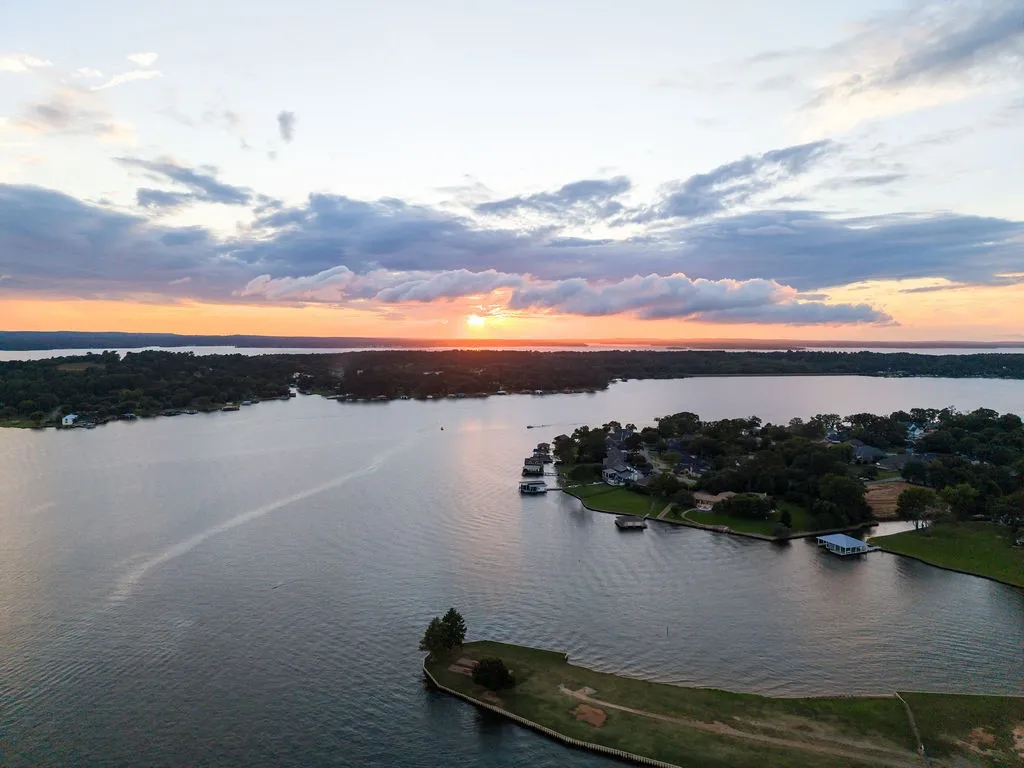 Single Family Residence For Sale in Smith County , 120 Marina Drive, Bullard, Texas 75757, 4 Bedroom, 4 Bathroom, 3 Garage spaces, 3,683 Sqft, built in 2007, mls#21335478, Real Estate Agent in Bullard, Homes For Sale in Smith county, Homes For Sale in Bullard, Realtor in Bullard Texas, Real Estate Brokerage Independent Realty Texas, Luminita Cordes Realtor