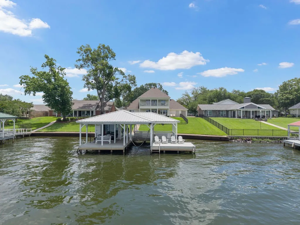 Single Family Residence For Sale in Smith County , 120 Marina Drive, Bullard, Texas 75757, 4 Bedroom, 4 Bathroom, 3 Garage spaces, 3,683 Sqft, built in 2007, mls#21335478, Real Estate Agent in Bullard, Homes For Sale in Smith county, Homes For Sale in Bullard, Realtor in Bullard Texas, Real Estate Brokerage Independent Realty Texas, Luminita Cordes Realtor