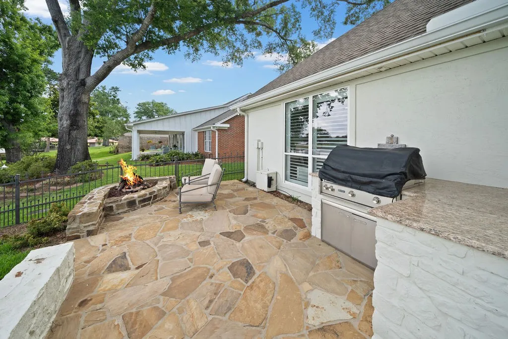 Single Family Residence For Sale in Smith County , 120 Marina Drive, Bullard, Texas 75757, 4 Bedroom, 4 Bathroom, 3 Garage spaces, 3,683 Sqft, built in 2007, mls#21335478, Real Estate Agent in Bullard, Homes For Sale in Smith county, Homes For Sale in Bullard, Realtor in Bullard Texas, Real Estate Brokerage Independent Realty Texas, Luminita Cordes Realtor