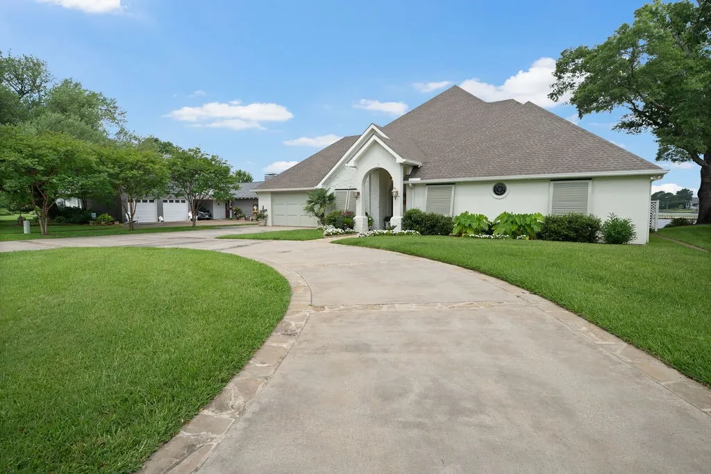 Single Family Residence For Sale in Smith County , 120 Marina Drive, Bullard, Texas 75757, 4 Bedroom, 4 Bathroom, 3 Garage spaces, 3,683 Sqft, built in 2007, mls#21335478, Real Estate Agent in Bullard, Homes For Sale in Smith county, Homes For Sale in Bullard, Realtor in Bullard Texas, Real Estate Brokerage Independent Realty Texas, Luminita Cordes Realtor
