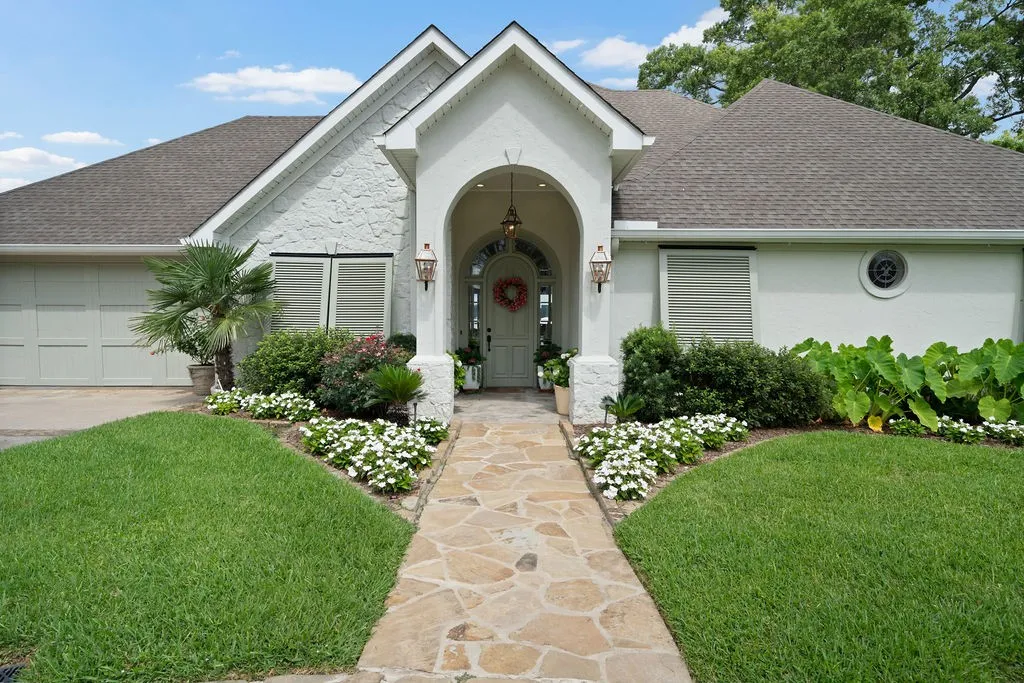 Single Family Residence For Sale in Smith County , 120 Marina Drive, Bullard, Texas 75757, 4 Bedroom, 4 Bathroom, 3 Garage spaces, 3,683 Sqft, built in 2007, mls#21335478, Real Estate Agent in Bullard, Homes For Sale in Smith county, Homes For Sale in Bullard, Realtor in Bullard Texas, Real Estate Brokerage Independent Realty Texas, Luminita Cordes Realtor