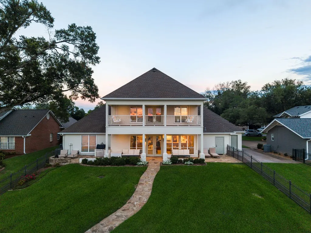 Single Family Residence For Sale in Smith County , 120 Marina Drive, Bullard, Texas 75757, 4 Bedroom, 4 Bathroom, 3 Garage spaces, 3,683 Sqft, built in 2007, mls#21335478, Real Estate Agent in Bullard, Homes For Sale in Smith county, Homes For Sale in Bullard, Realtor in Bullard Texas, Real Estate Brokerage Independent Realty Texas, Luminita Cordes Realtor