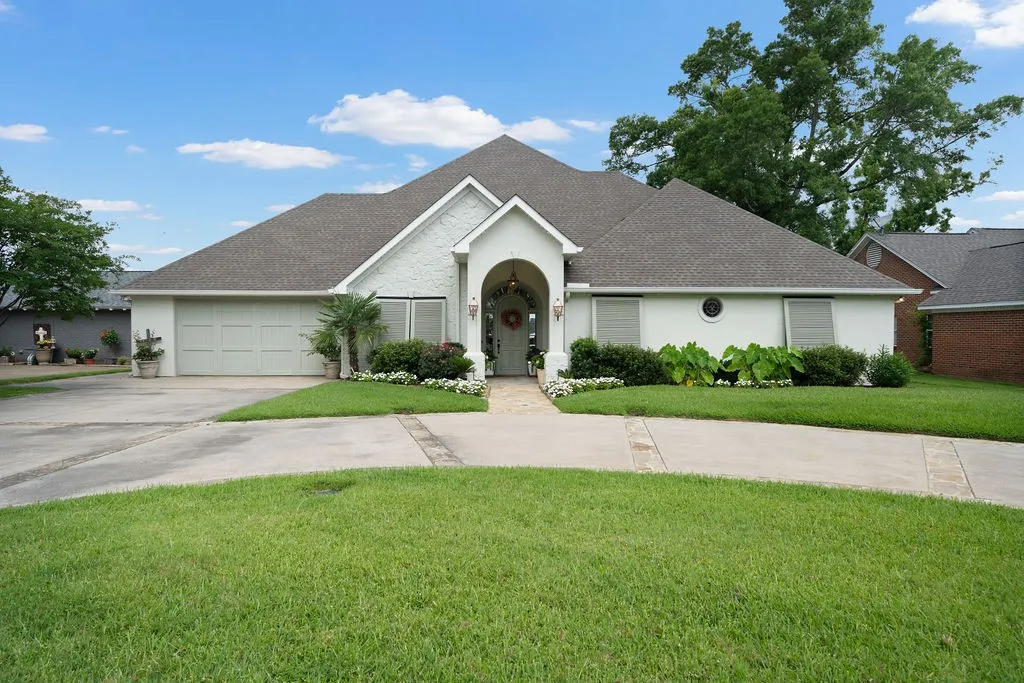 Single Family Residence For Sale in Smith County , 120 Marina Drive, Bullard, Texas 75757, 4 Bedroom, 4 Bathroom, 3 Garage spaces, 3,683 Sqft, built in 2007, mls#21335478, Real Estate Agent in Bullard, Homes For Sale in Smith county, Homes For Sale in Bullard, Realtor in Bullard Texas, Real Estate Brokerage Independent Realty Texas, Luminita Cordes Realtor