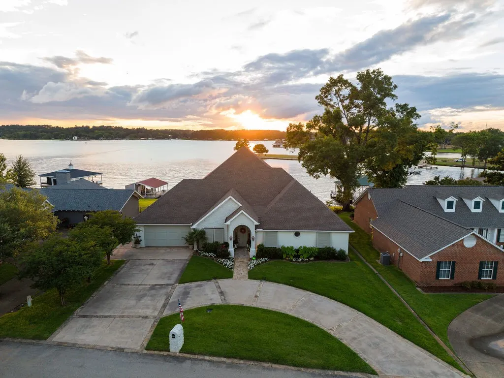 Single Family Residence For Sale in Smith County , 120 Marina Drive, Bullard, Texas 75757, 4 Bedroom, 4 Bathroom, 3 Garage spaces, 3,683 Sqft, built in 2007, mls#21335478, Real Estate Agent in Bullard, Homes For Sale in Smith county, Homes For Sale in Bullard, Realtor in Bullard Texas, Real Estate Brokerage Independent Realty Texas, Luminita Cordes Realtor