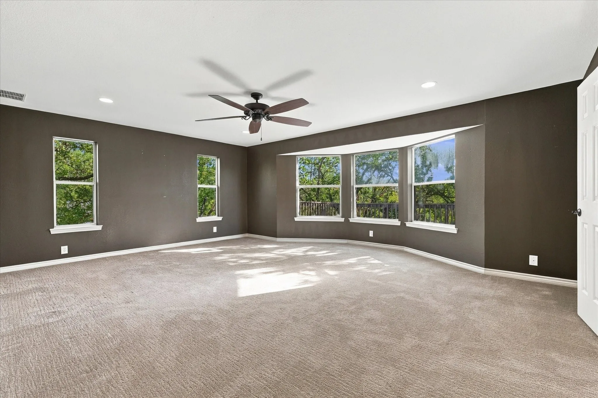 Single Family Residence For Sale in Tarrant County , 2930 Peninsula Drive, Grapevine, Texas 76051, 5 Bedroom, 5 Bathroom, 2 Garage spaces, 4,177 Sqft, built in 1992, mls#21335081, Real Estate Agent in Grapevine, Homes For Sale in Tarrant county, Homes For Sale in Grapevine, Realtor in Grapevine Texas, Real Estate Brokerage Independent Realty Texas, Luminita Cordes Realtor