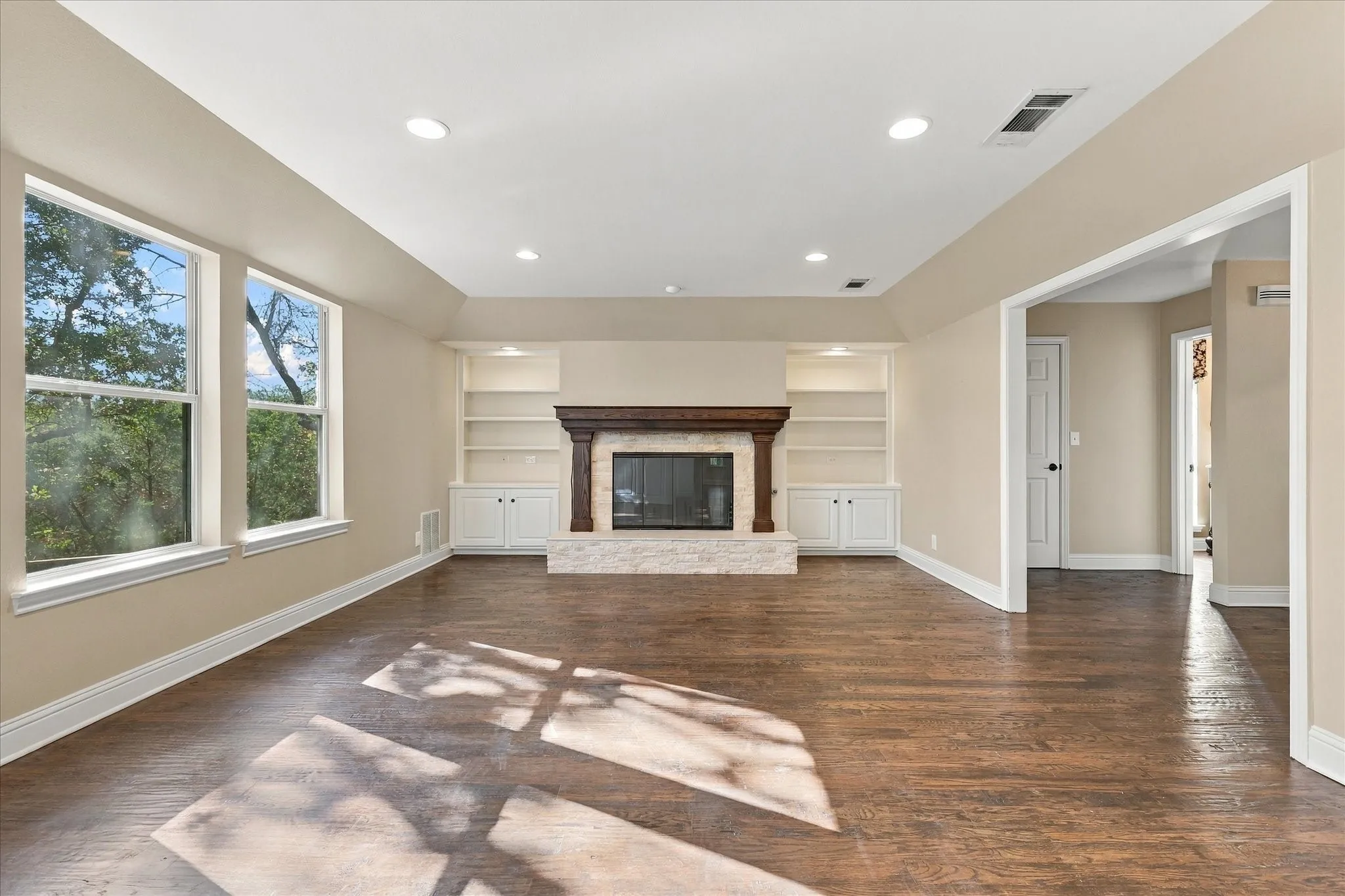 Single Family Residence For Sale in Tarrant County , 2930 Peninsula Drive, Grapevine, Texas 76051, 5 Bedroom, 5 Bathroom, 2 Garage spaces, 4,177 Sqft, built in 1992, mls#21335081, Real Estate Agent in Grapevine, Homes For Sale in Tarrant county, Homes For Sale in Grapevine, Realtor in Grapevine Texas, Real Estate Brokerage Independent Realty Texas, Luminita Cordes Realtor