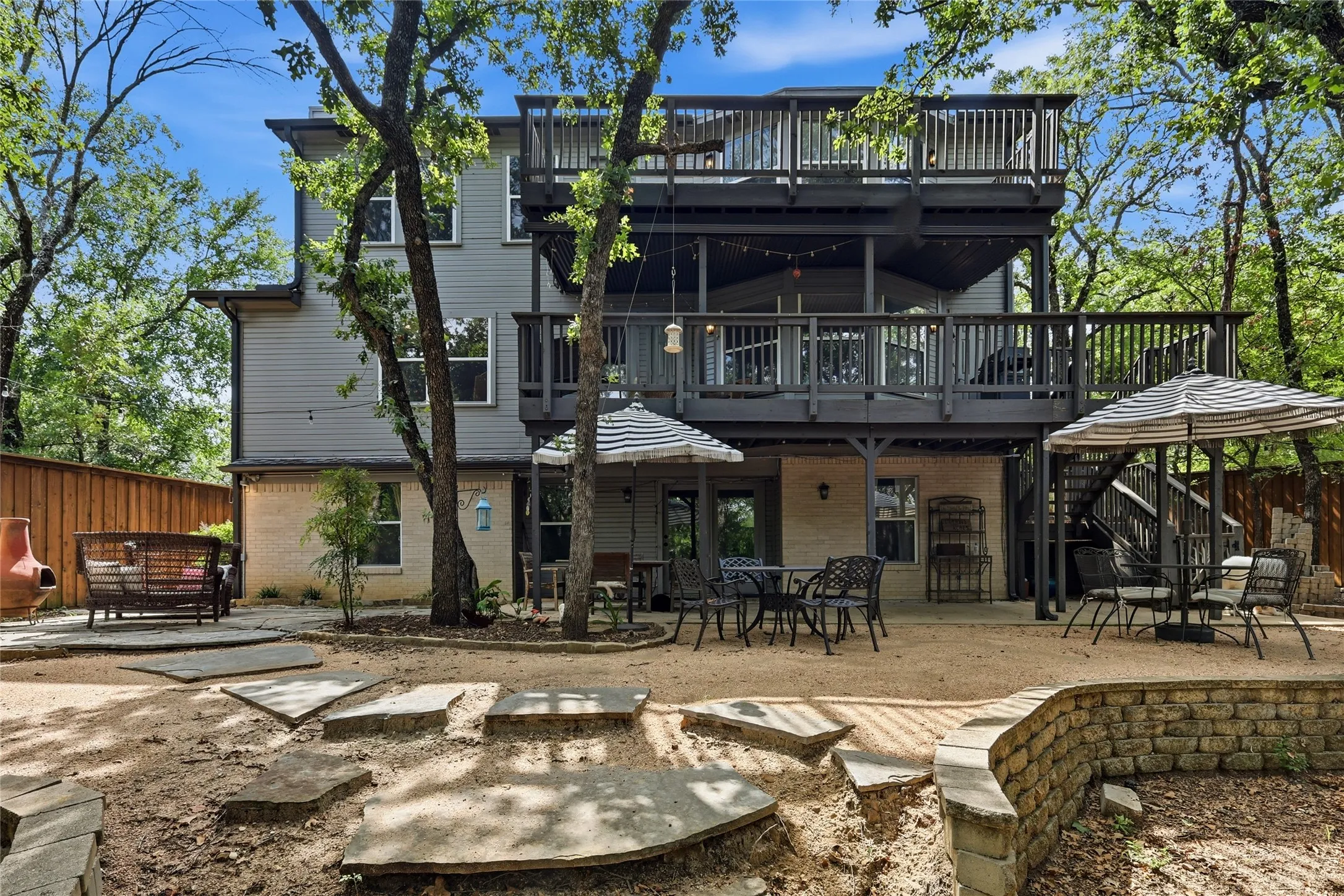 Single Family Residence For Sale in Tarrant County , 2930 Peninsula Drive, Grapevine, Texas 76051, 5 Bedroom, 5 Bathroom, 2 Garage spaces, 4,177 Sqft, built in 1992, mls#21335081, Real Estate Agent in Grapevine, Homes For Sale in Tarrant county, Homes For Sale in Grapevine, Realtor in Grapevine Texas, Real Estate Brokerage Independent Realty Texas, Luminita Cordes Realtor