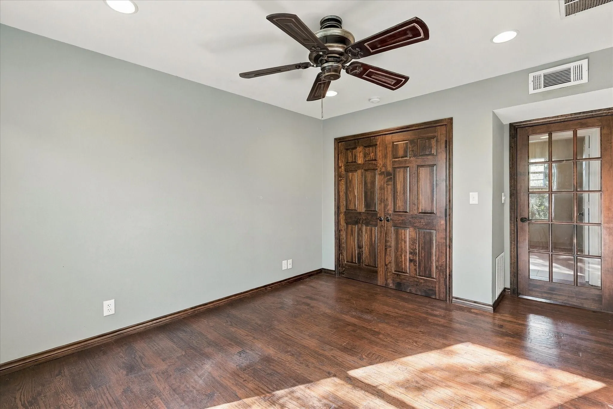 Single Family Residence For Sale in Tarrant County , 2930 Peninsula Drive, Grapevine, Texas 76051, 5 Bedroom, 5 Bathroom, 2 Garage spaces, 4,177 Sqft, built in 1992, mls#21335081, Real Estate Agent in Grapevine, Homes For Sale in Tarrant county, Homes For Sale in Grapevine, Realtor in Grapevine Texas, Real Estate Brokerage Independent Realty Texas, Luminita Cordes Realtor