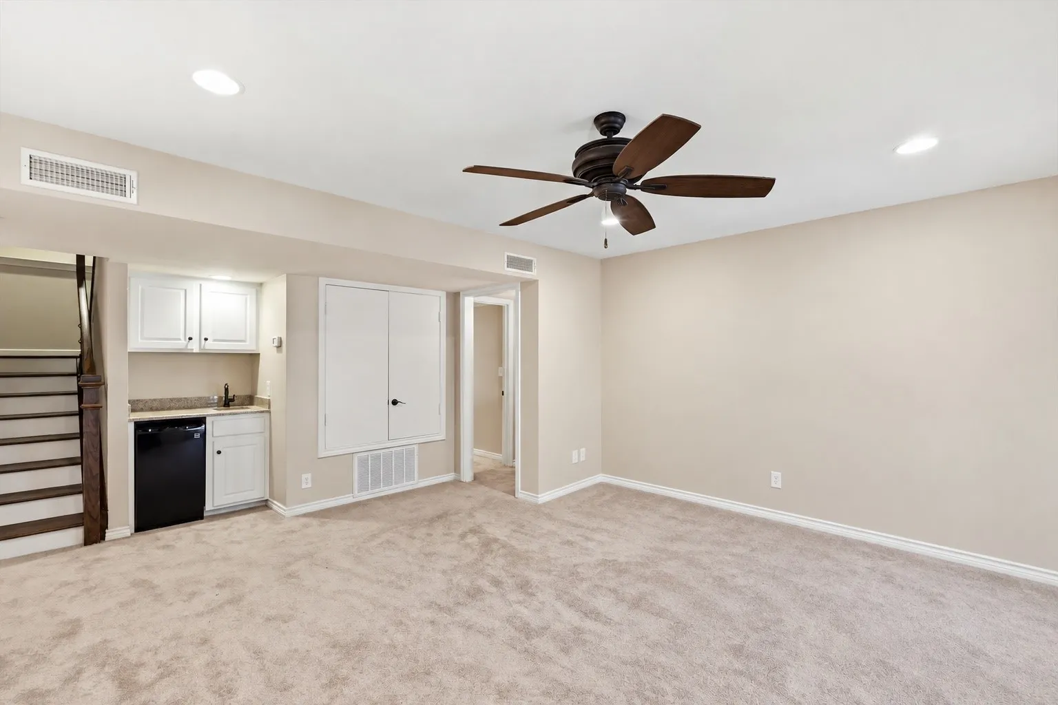 Single Family Residence For Sale in Tarrant County , 2930 Peninsula Drive, Grapevine, Texas 76051, 5 Bedroom, 5 Bathroom, 2 Garage spaces, 4,177 Sqft, built in 1992, mls#21335081, Real Estate Agent in Grapevine, Homes For Sale in Tarrant county, Homes For Sale in Grapevine, Realtor in Grapevine Texas, Real Estate Brokerage Independent Realty Texas, Luminita Cordes Realtor