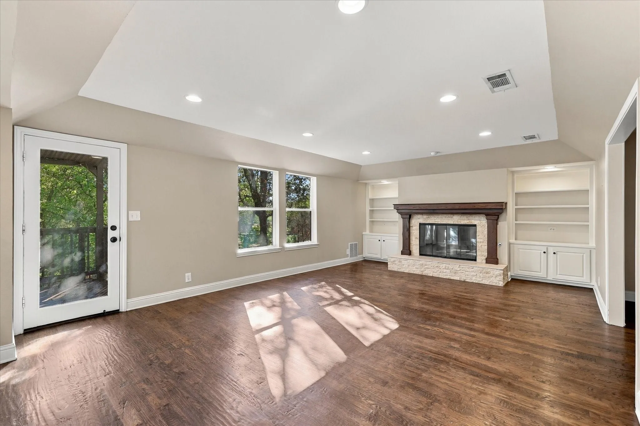 Single Family Residence For Sale in Tarrant County , 2930 Peninsula Drive, Grapevine, Texas 76051, 5 Bedroom, 5 Bathroom, 2 Garage spaces, 4,177 Sqft, built in 1992, mls#21335081, Real Estate Agent in Grapevine, Homes For Sale in Tarrant county, Homes For Sale in Grapevine, Realtor in Grapevine Texas, Real Estate Brokerage Independent Realty Texas, Luminita Cordes Realtor