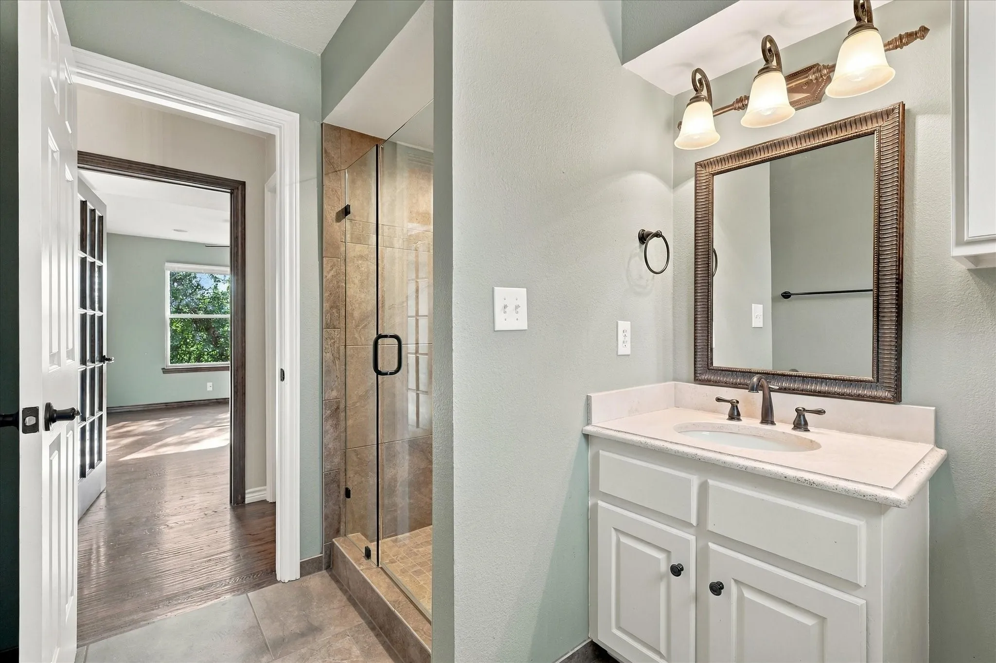 Single Family Residence For Sale in Tarrant County , 2930 Peninsula Drive, Grapevine, Texas 76051, 5 Bedroom, 5 Bathroom, 2 Garage spaces, 4,177 Sqft, built in 1992, mls#21335081, Real Estate Agent in Grapevine, Homes For Sale in Tarrant county, Homes For Sale in Grapevine, Realtor in Grapevine Texas, Real Estate Brokerage Independent Realty Texas, Luminita Cordes Realtor