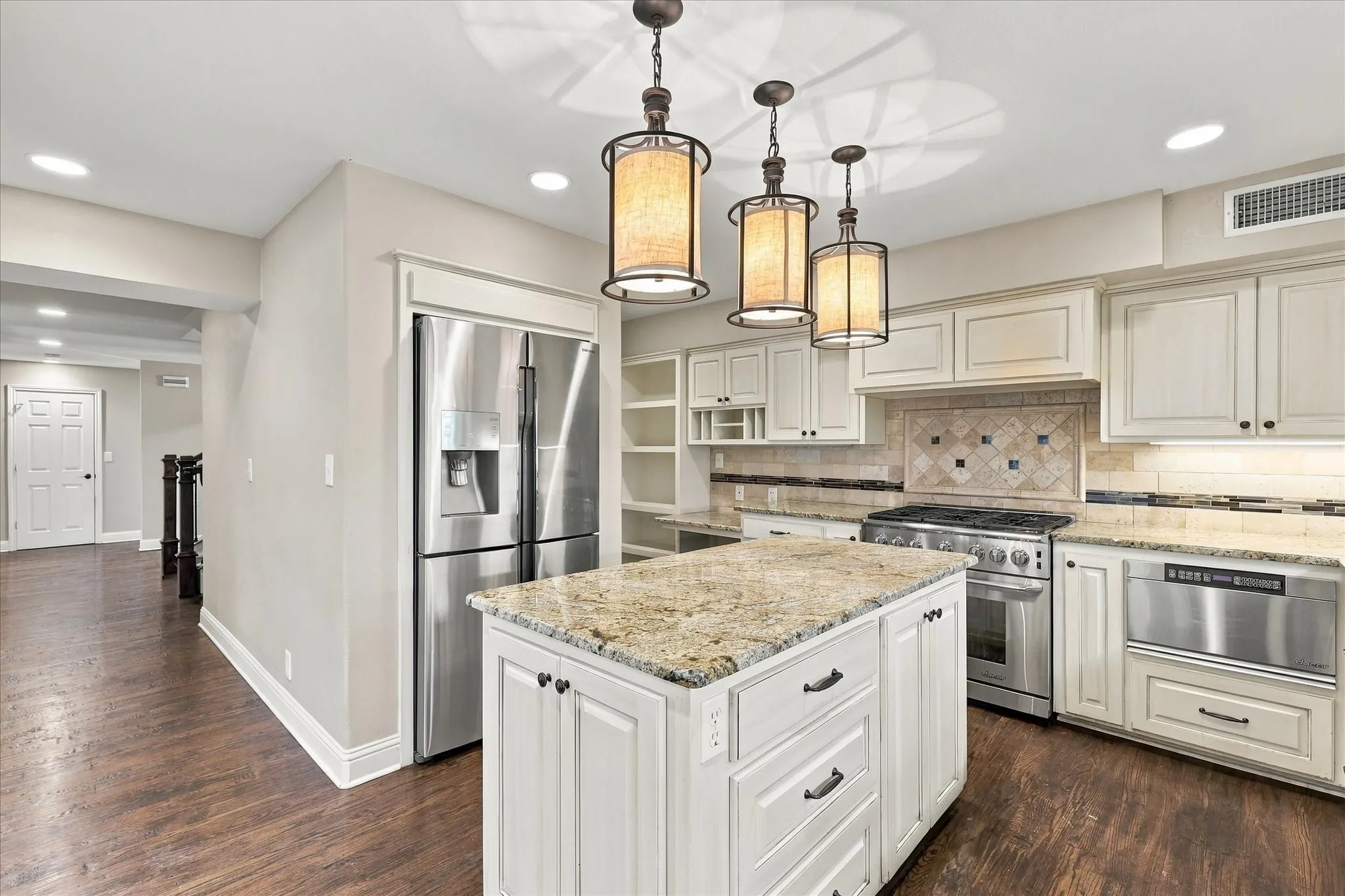 Single Family Residence For Sale in Tarrant County , 2930 Peninsula Drive, Grapevine, Texas 76051, 5 Bedroom, 5 Bathroom, 2 Garage spaces, 4,177 Sqft, built in 1992, mls#21335081, Real Estate Agent in Grapevine, Homes For Sale in Tarrant county, Homes For Sale in Grapevine, Realtor in Grapevine Texas, Real Estate Brokerage Independent Realty Texas, Luminita Cordes Realtor