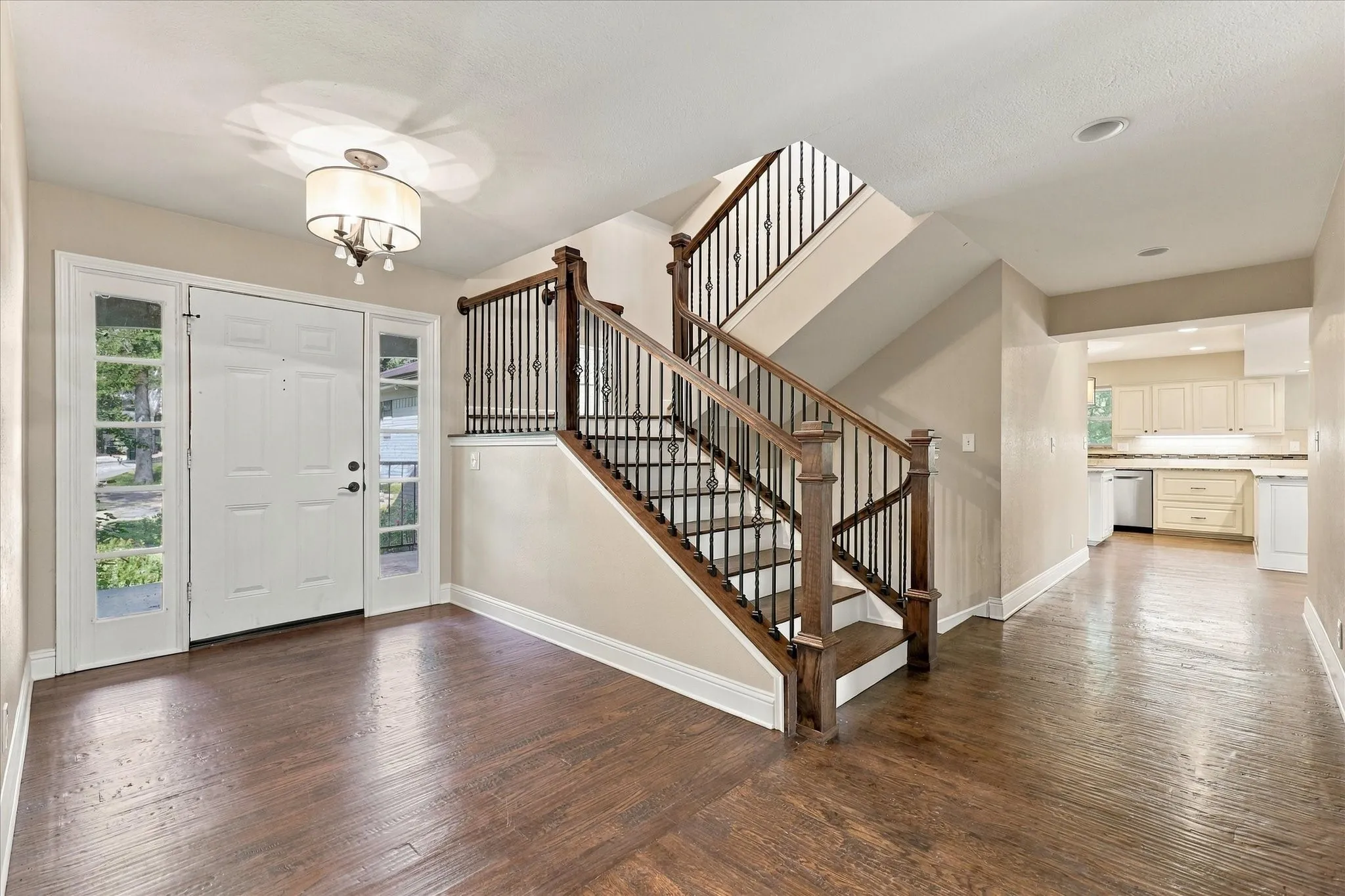 Single Family Residence For Sale in Tarrant County , 2930 Peninsula Drive, Grapevine, Texas 76051, 5 Bedroom, 5 Bathroom, 2 Garage spaces, 4,177 Sqft, built in 1992, mls#21335081, Real Estate Agent in Grapevine, Homes For Sale in Tarrant county, Homes For Sale in Grapevine, Realtor in Grapevine Texas, Real Estate Brokerage Independent Realty Texas, Luminita Cordes Realtor