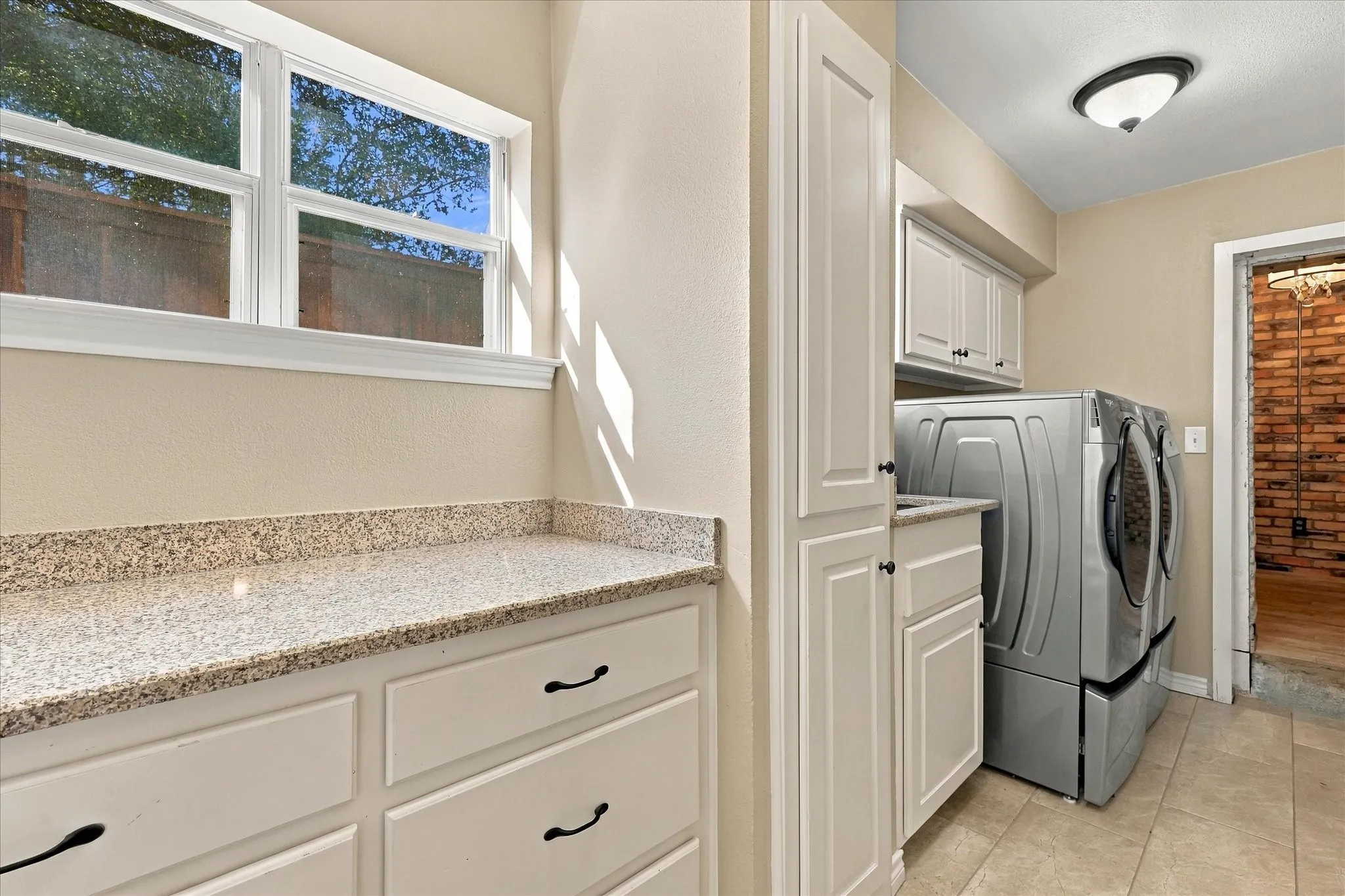 Single Family Residence For Sale in Tarrant County , 2930 Peninsula Drive, Grapevine, Texas 76051, 5 Bedroom, 5 Bathroom, 2 Garage spaces, 4,177 Sqft, built in 1992, mls#21335081, Real Estate Agent in Grapevine, Homes For Sale in Tarrant county, Homes For Sale in Grapevine, Realtor in Grapevine Texas, Real Estate Brokerage Independent Realty Texas, Luminita Cordes Realtor