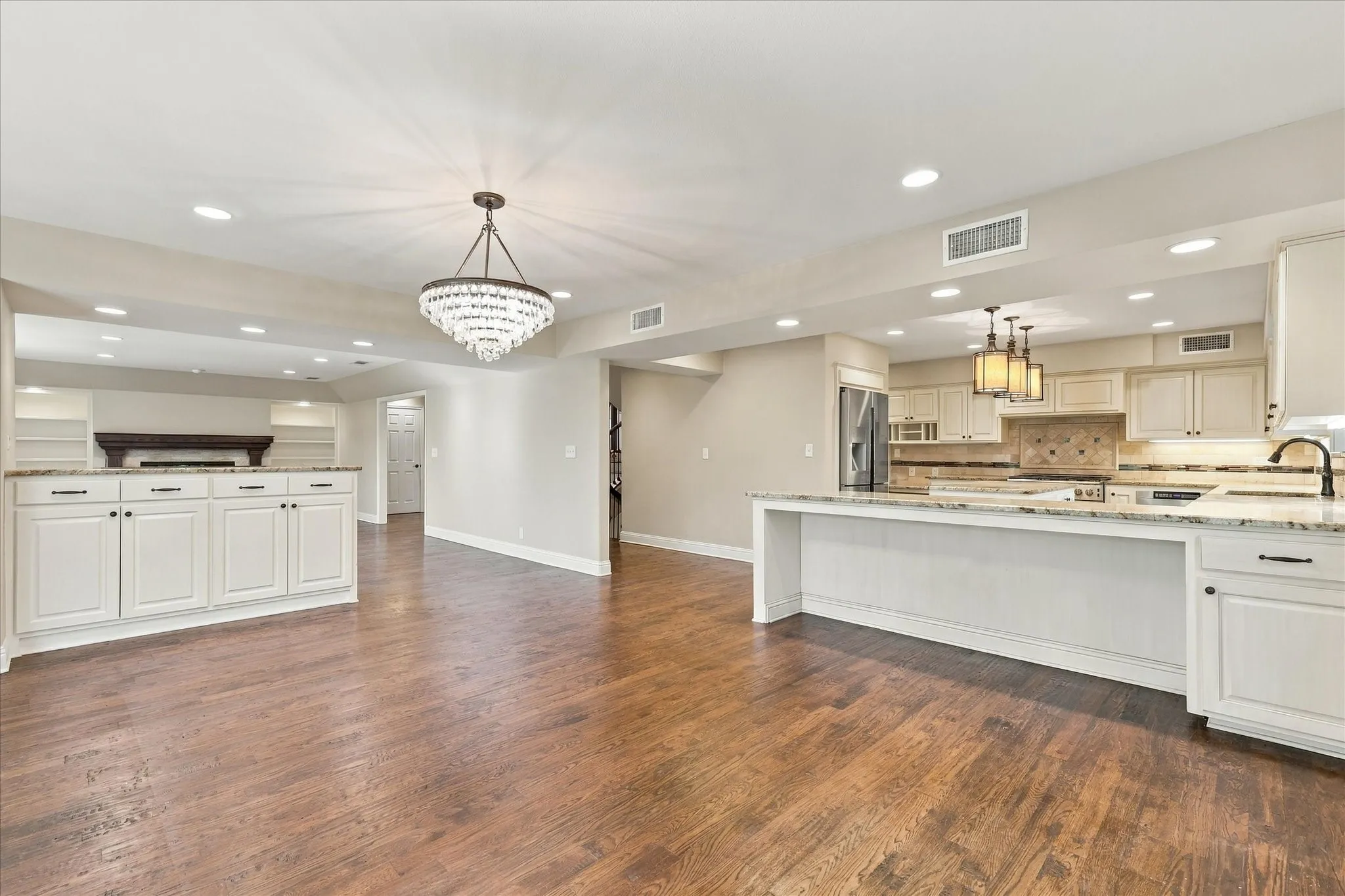 Single Family Residence For Sale in Tarrant County , 2930 Peninsula Drive, Grapevine, Texas 76051, 5 Bedroom, 5 Bathroom, 2 Garage spaces, 4,177 Sqft, built in 1992, mls#21335081, Real Estate Agent in Grapevine, Homes For Sale in Tarrant county, Homes For Sale in Grapevine, Realtor in Grapevine Texas, Real Estate Brokerage Independent Realty Texas, Luminita Cordes Realtor