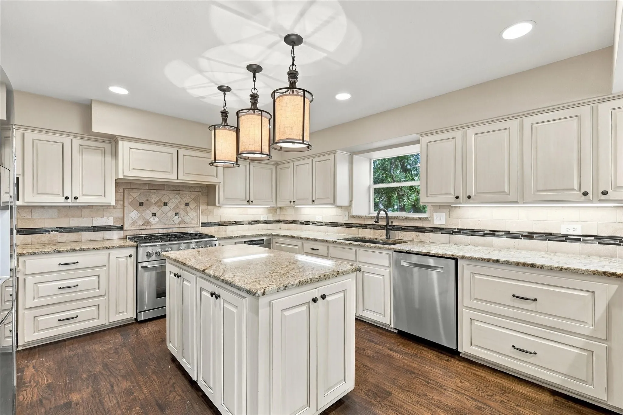Single Family Residence For Sale in Tarrant County , 2930 Peninsula Drive, Grapevine, Texas 76051, 5 Bedroom, 5 Bathroom, 2 Garage spaces, 4,177 Sqft, built in 1992, mls#21335081, Real Estate Agent in Grapevine, Homes For Sale in Tarrant county, Homes For Sale in Grapevine, Realtor in Grapevine Texas, Real Estate Brokerage Independent Realty Texas, Luminita Cordes Realtor