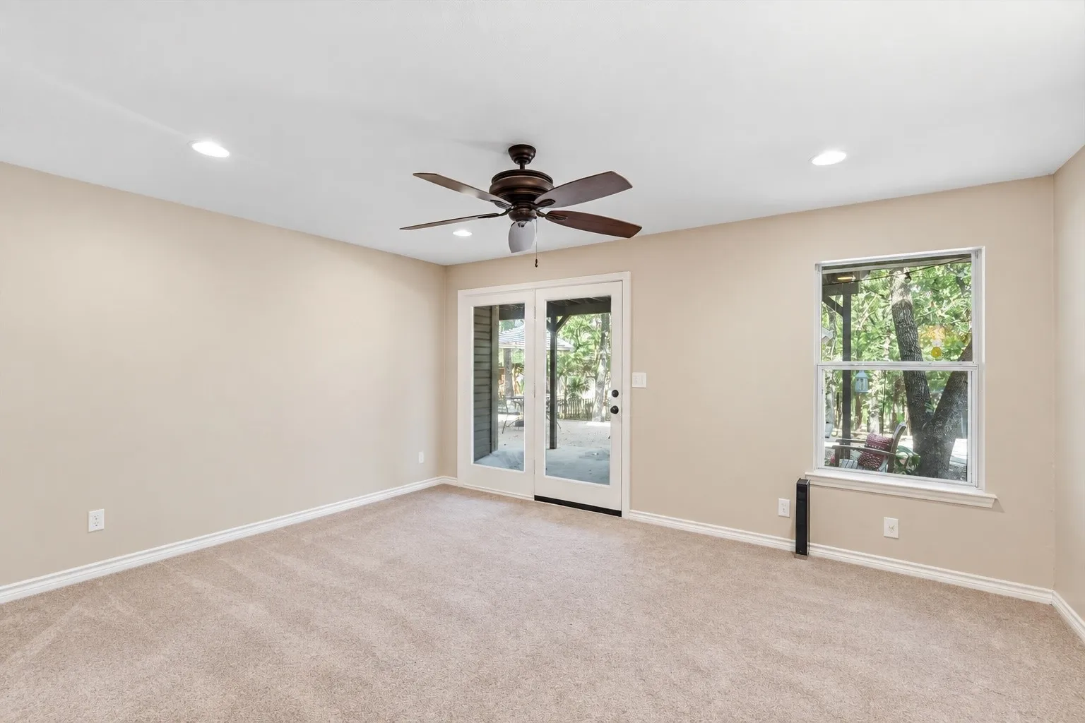 Single Family Residence For Sale in Tarrant County , 2930 Peninsula Drive, Grapevine, Texas 76051, 5 Bedroom, 5 Bathroom, 2 Garage spaces, 4,177 Sqft, built in 1992, mls#21335081, Real Estate Agent in Grapevine, Homes For Sale in Tarrant county, Homes For Sale in Grapevine, Realtor in Grapevine Texas, Real Estate Brokerage Independent Realty Texas, Luminita Cordes Realtor