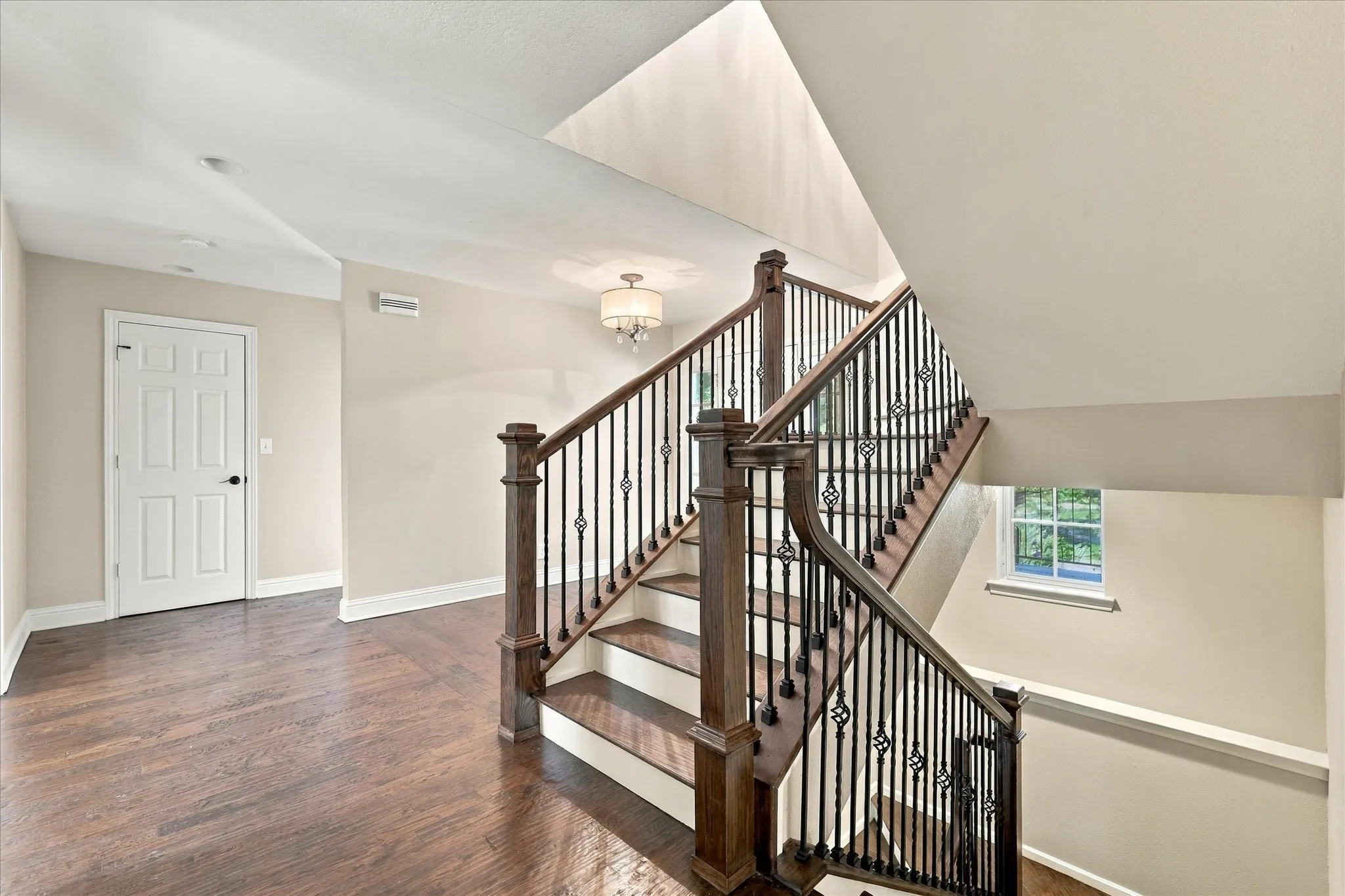 Single Family Residence For Sale in Tarrant County , 2930 Peninsula Drive, Grapevine, Texas 76051, 5 Bedroom, 5 Bathroom, 2 Garage spaces, 4,177 Sqft, built in 1992, mls#21335081, Real Estate Agent in Grapevine, Homes For Sale in Tarrant county, Homes For Sale in Grapevine, Realtor in Grapevine Texas, Real Estate Brokerage Independent Realty Texas, Luminita Cordes Realtor